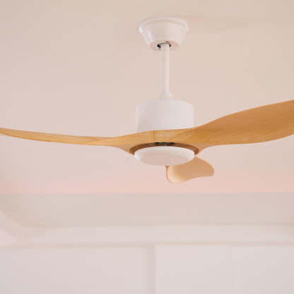 Ventilador de Techo Minimalista Meren de Madera en un espacio de planta abierta