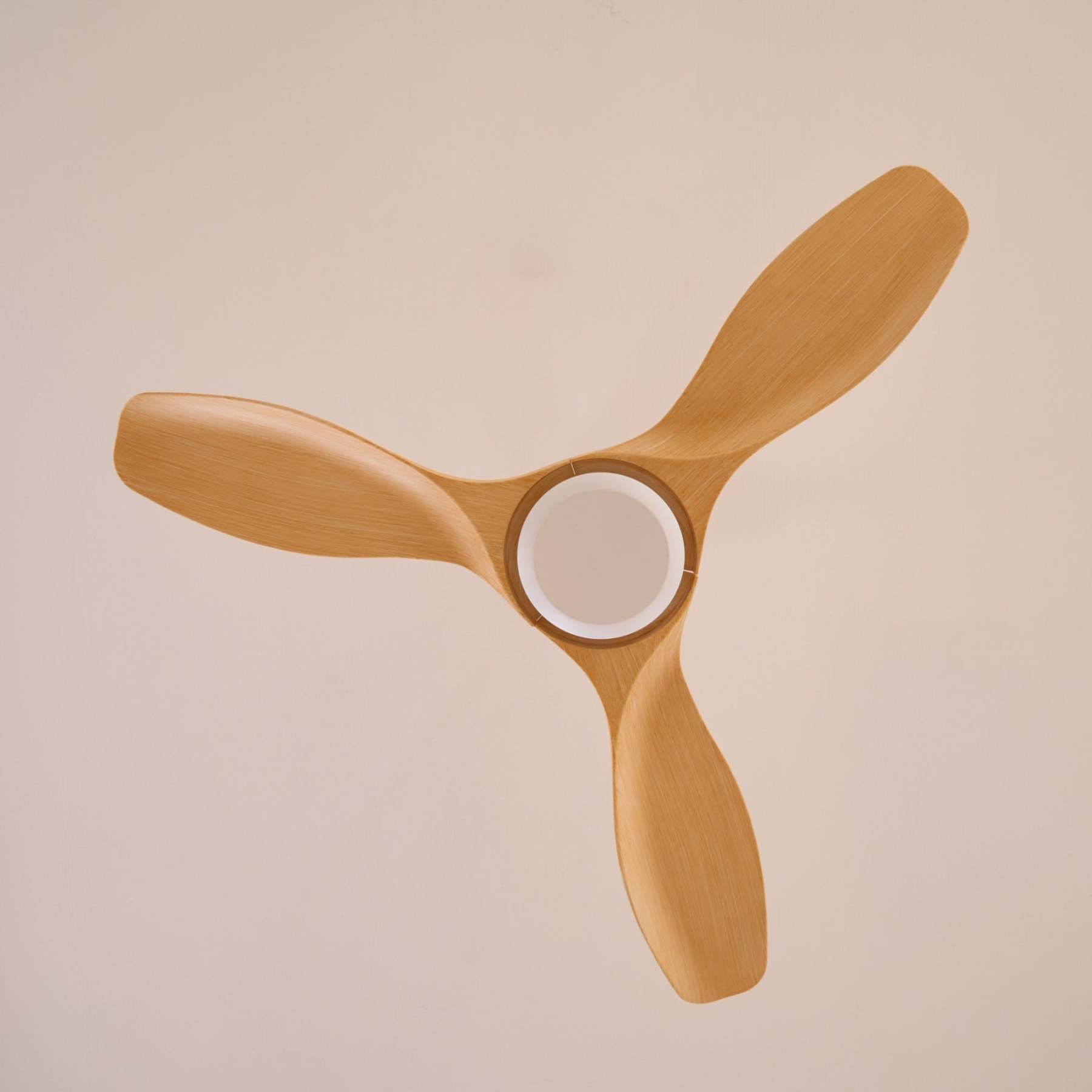 Detalle de la carcasa del motor del Ventilador de Techo Minimalista Meren de Madera