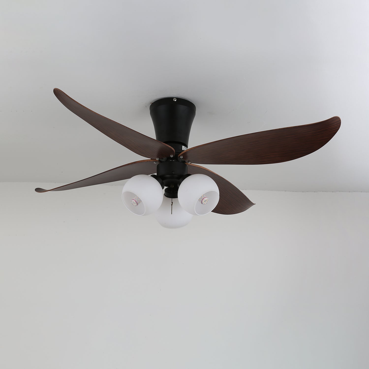 Ventilador de Techo con Luz Lunair Vintage mostrando el acabado de madera de nogal