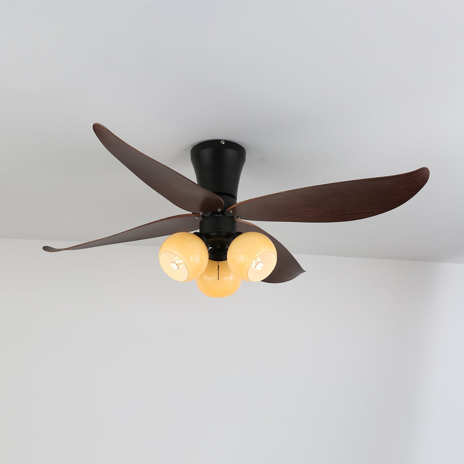 Vista detallada de la estructura metálica del Ventilador de Techo con Luz Lunair Vintage