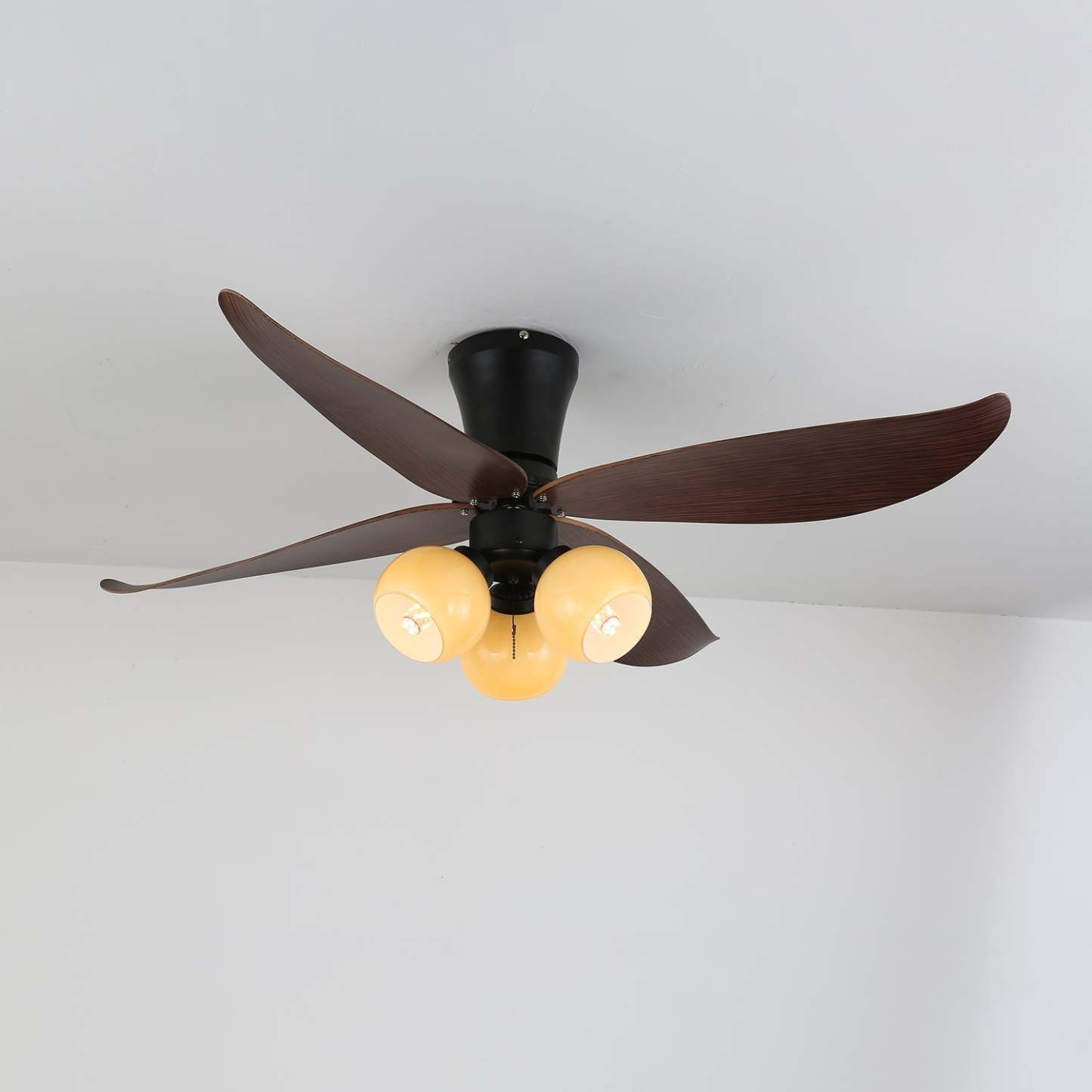 Vista detallada de la estructura metálica del Ventilador de Techo con Luz Lunair Vintage