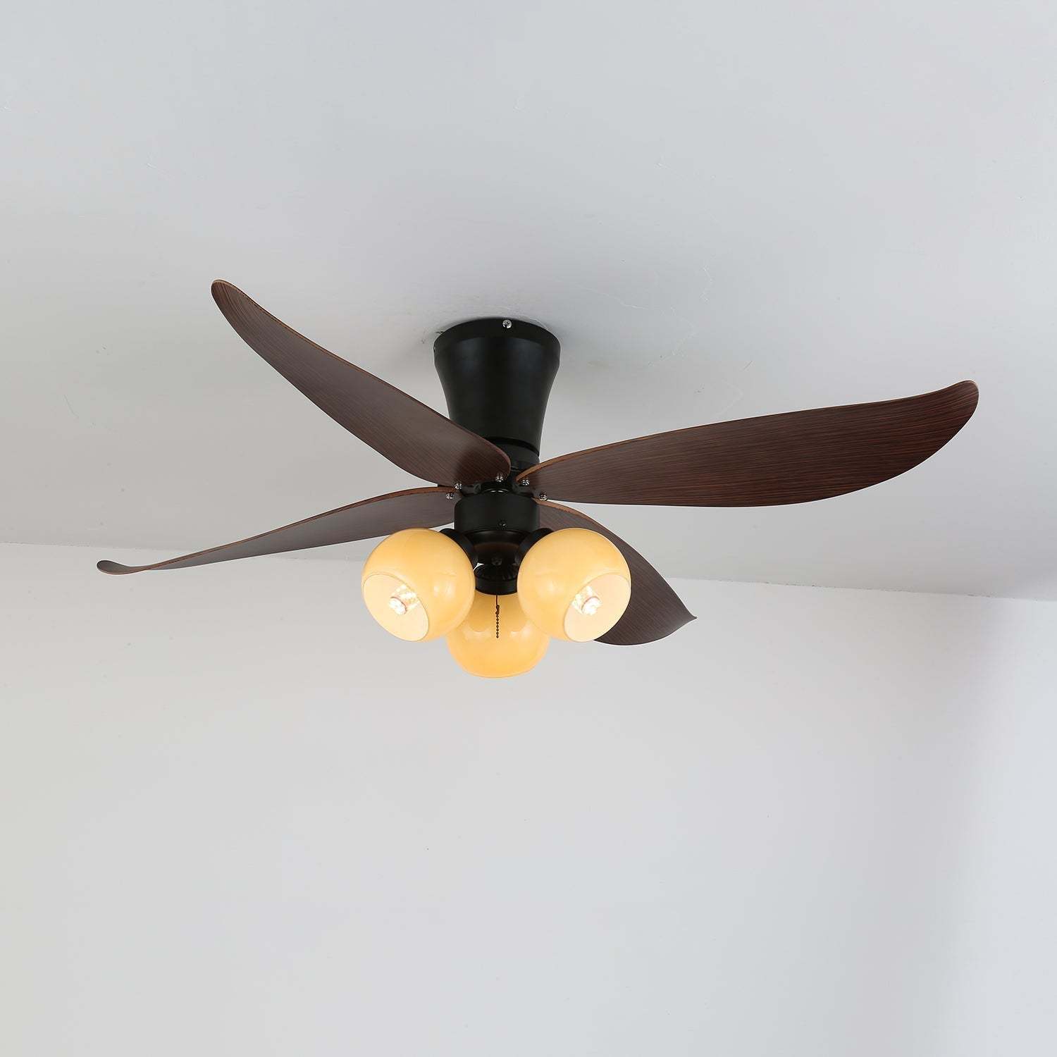 Vista detallada de la estructura metálica del Ventilador de Techo con Luz Lunair Vintage