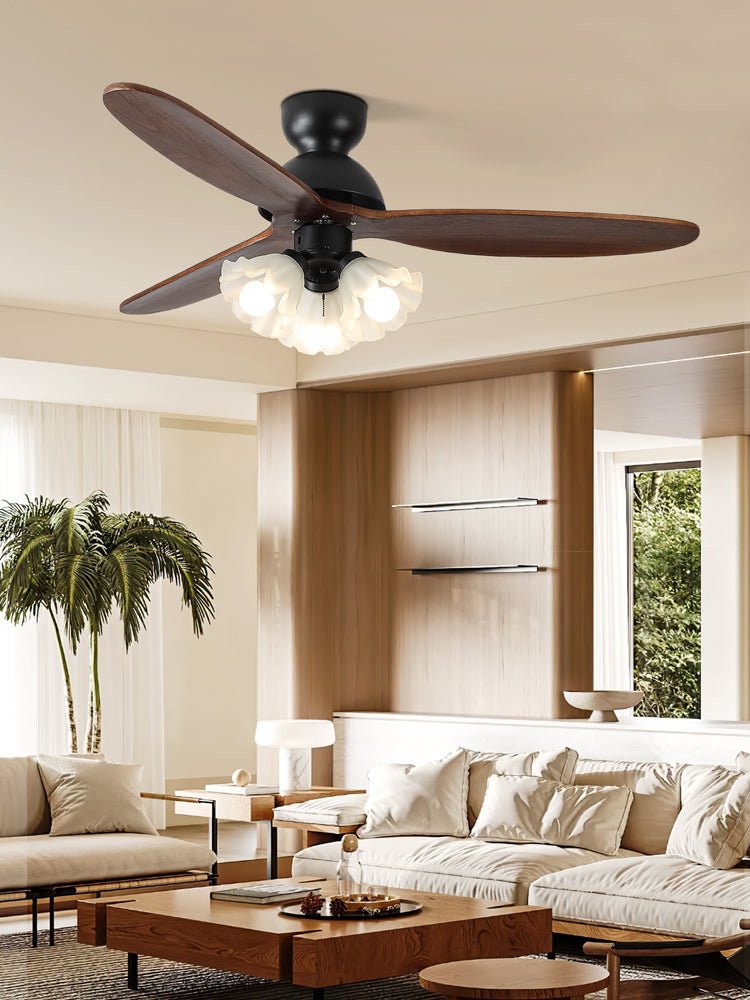 Ventilador de techo con luz Novrik Air con aspas en movimiento, creando flujo de aire.