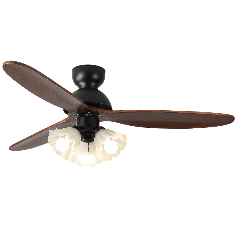 Vista en ángulo del ventilador de techo con luz, enfatizando su perfil elegante.