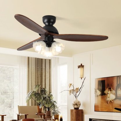Ventilador de Techo con Luz Novrik Air con la luz encendida, iluminando una habitación.