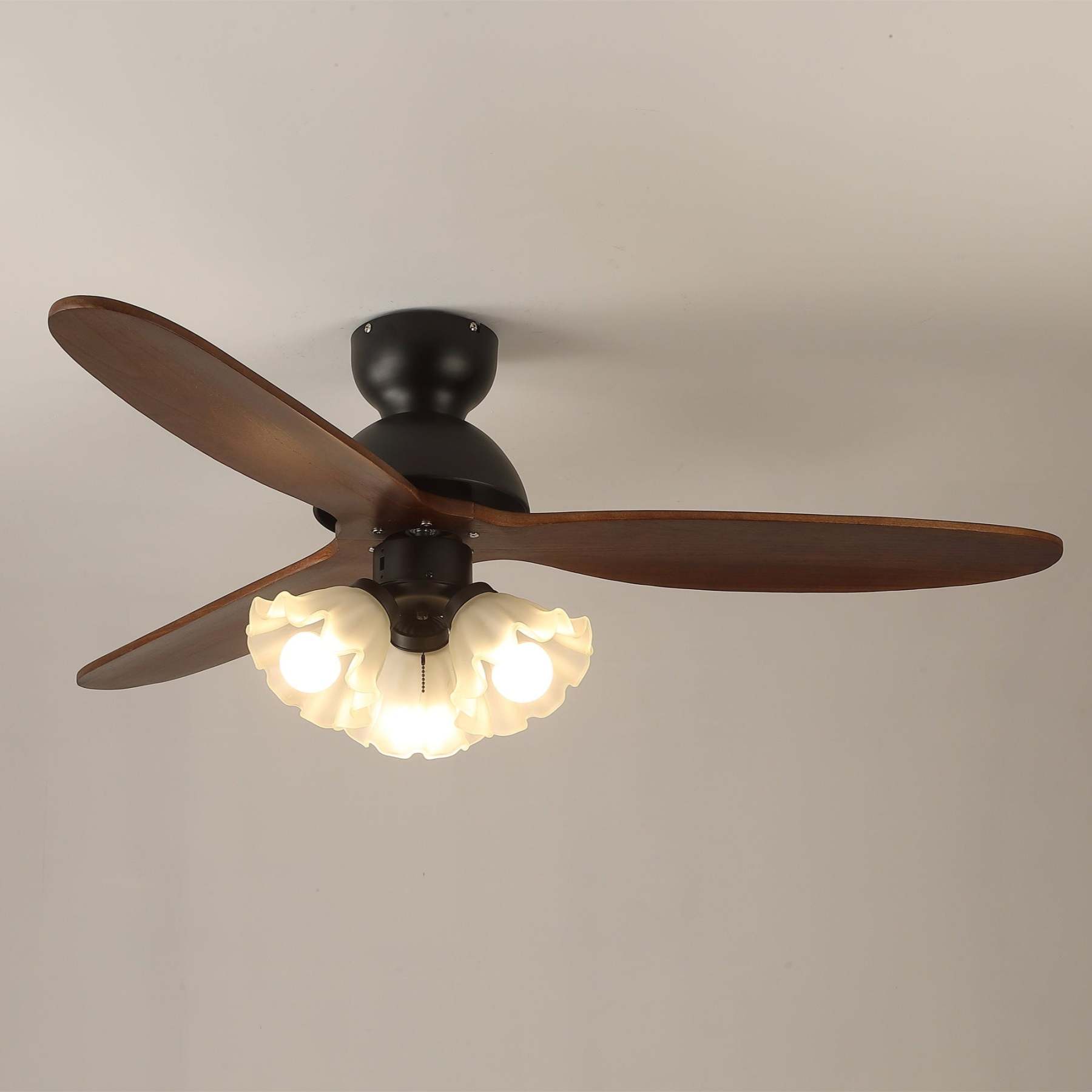 Ventilador de Techo con Luz Novrik Air en otro ambiente, por ejemplo, un estudio.