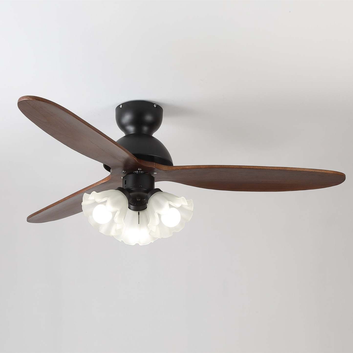Moderno ventilador de techo con luz en un salón, acabado nogal.