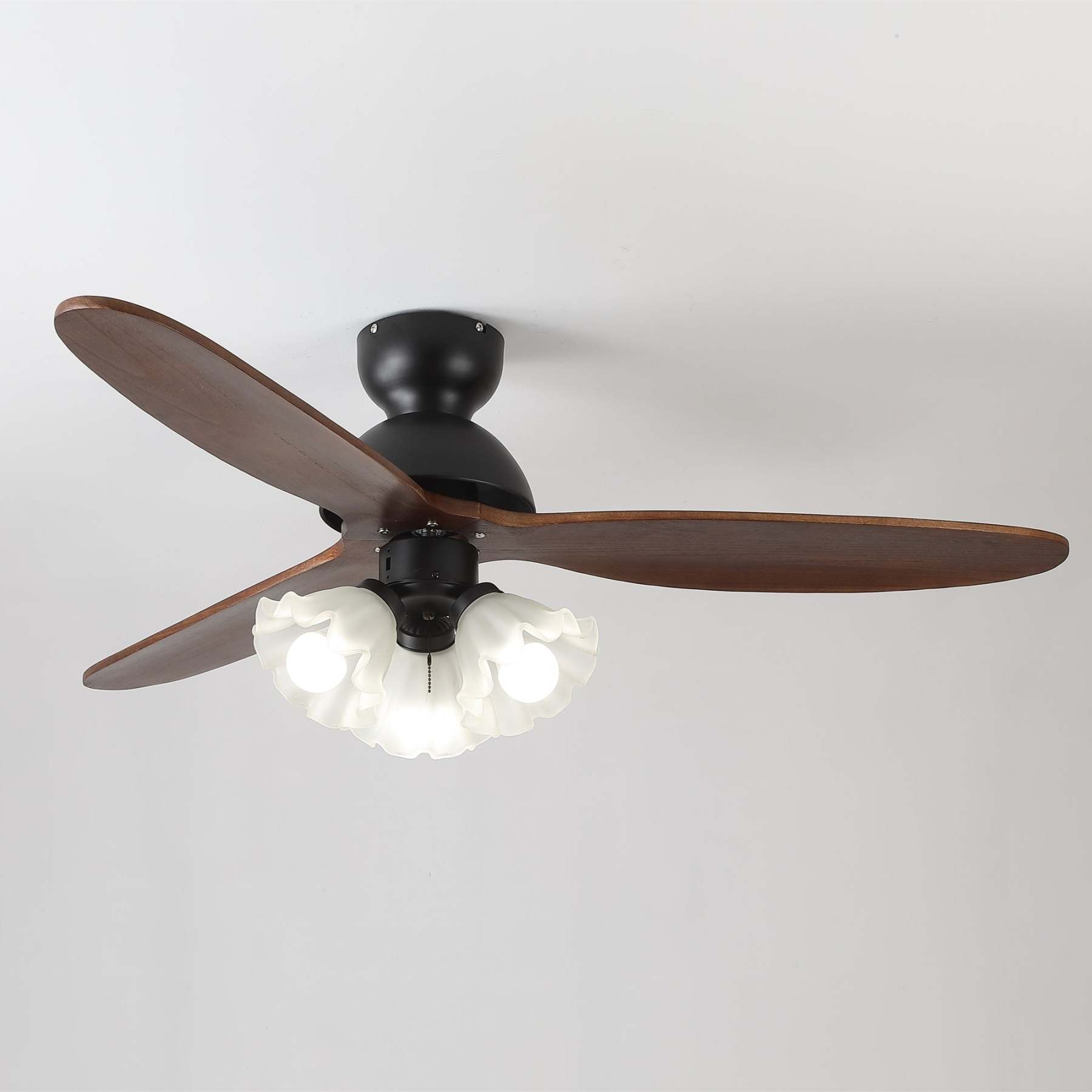 Moderno ventilador de techo con luz en un salón, acabado nogal.