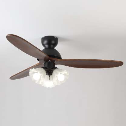 Moderno ventilador de techo con luz en un salón, acabado nogal.