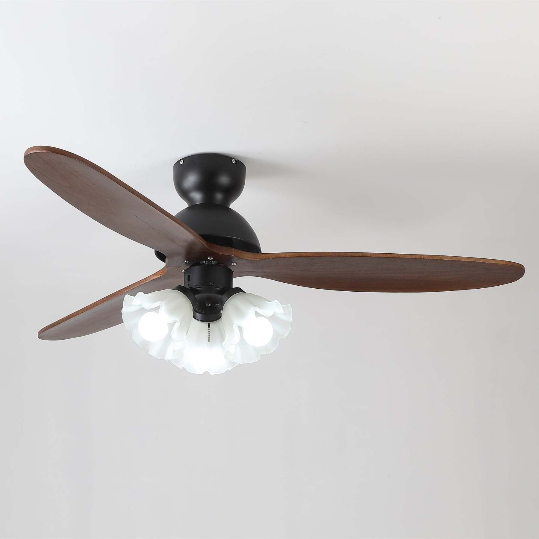 Primer plano de las aspas de madera y la luz LED integrada del ventilador Novrik Air.