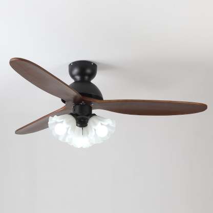 Primer plano de las aspas de madera y la luz LED integrada del ventilador Novrik Air.