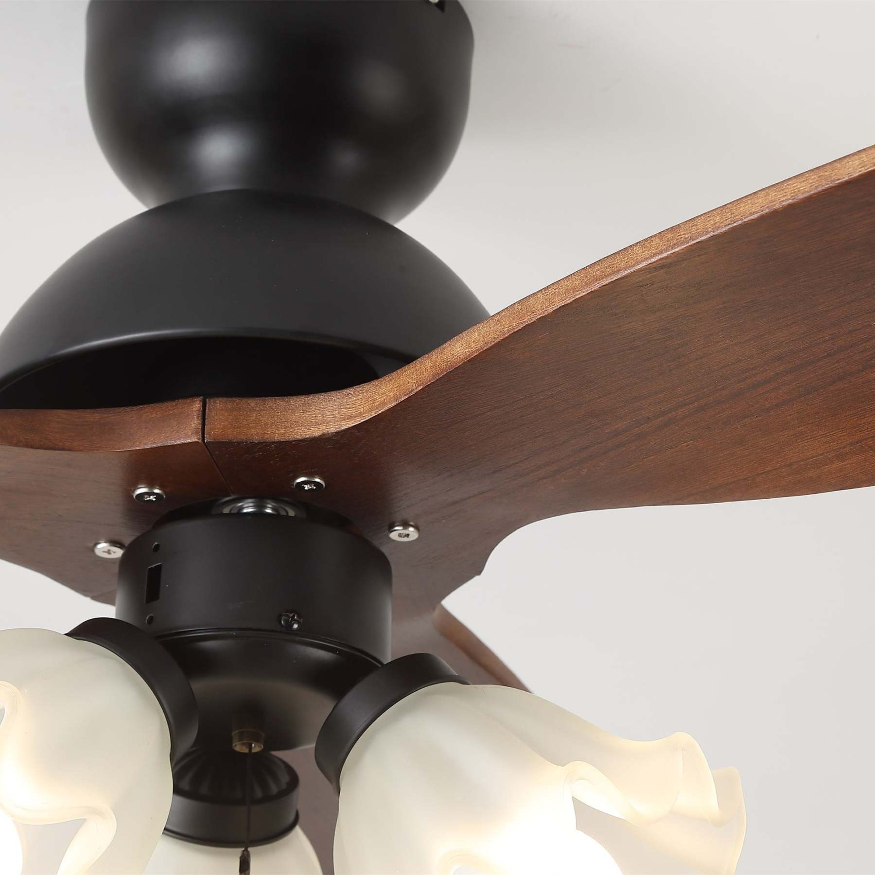 Ventilador de techo con luz y mando a distancia, destacando la función de 6 velocidades.