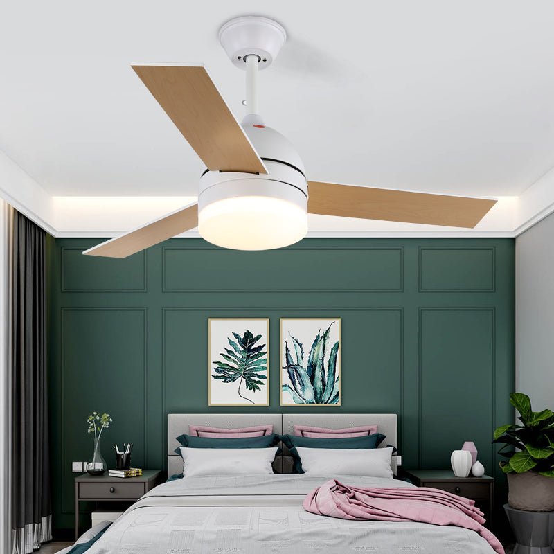 Ventilador de Techo Minimalista Selena de Madera con Luz, vista en ángulo con aspas