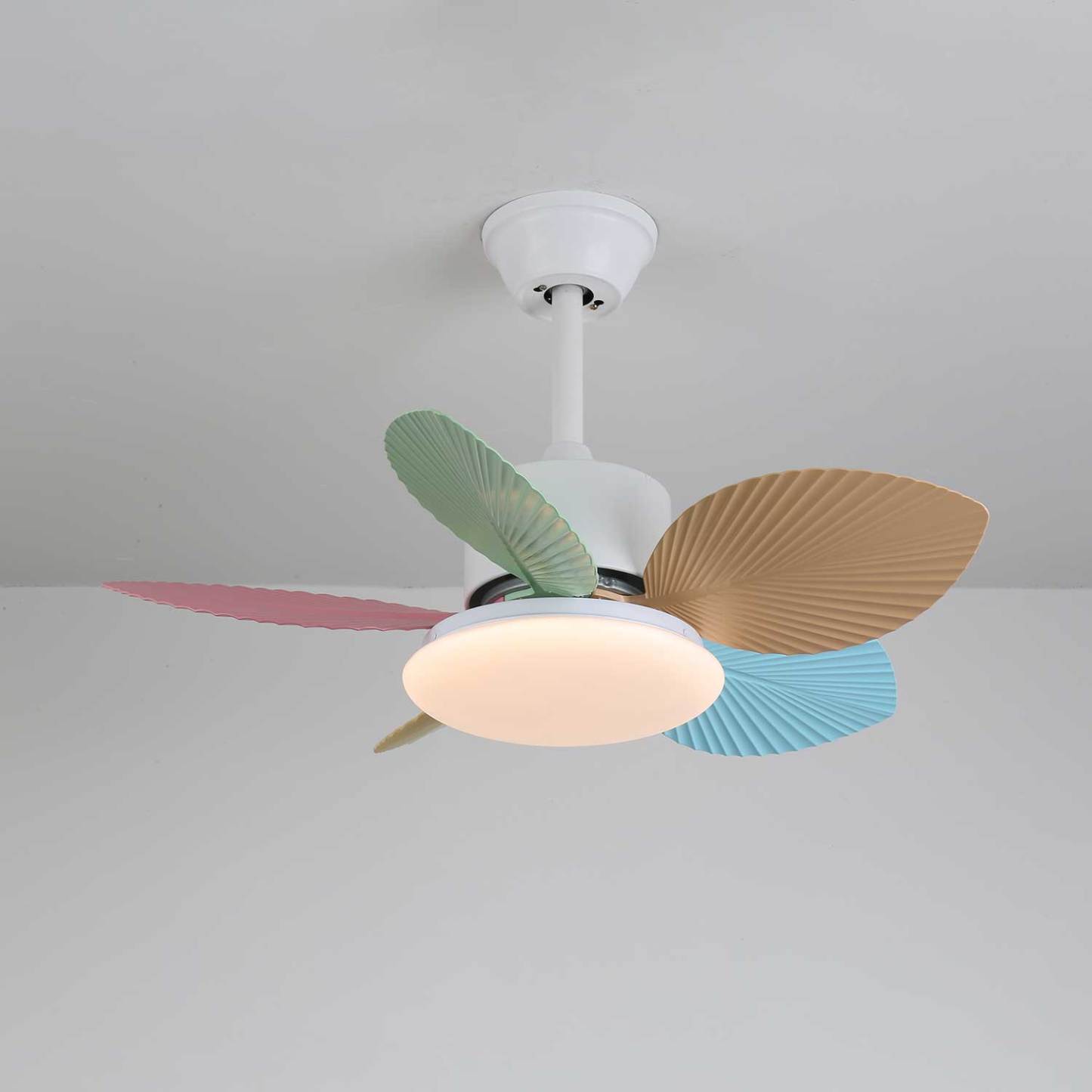 Ventilador de Techo Liora de Cristal Colorido, mostrando elementos de diseño
