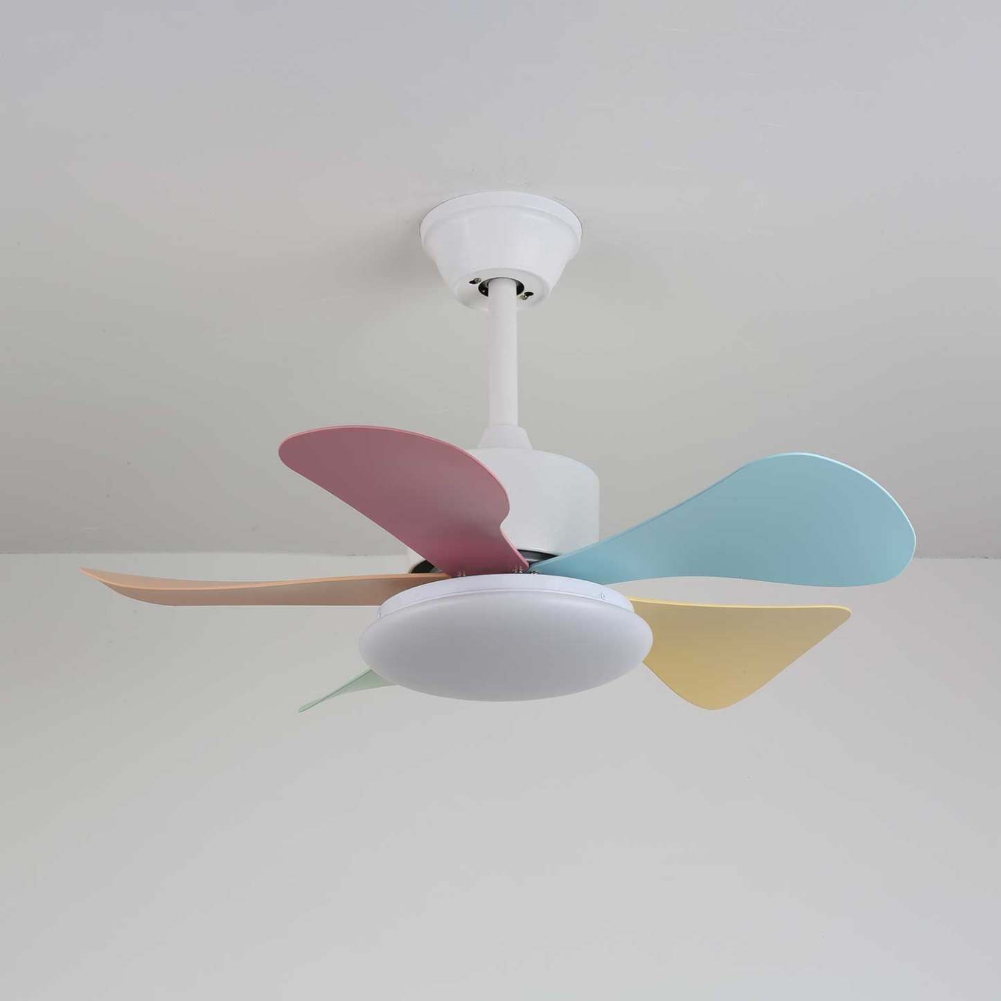 Ventilador de Techo Liora de Cristal Colorido, en una sala de juegos