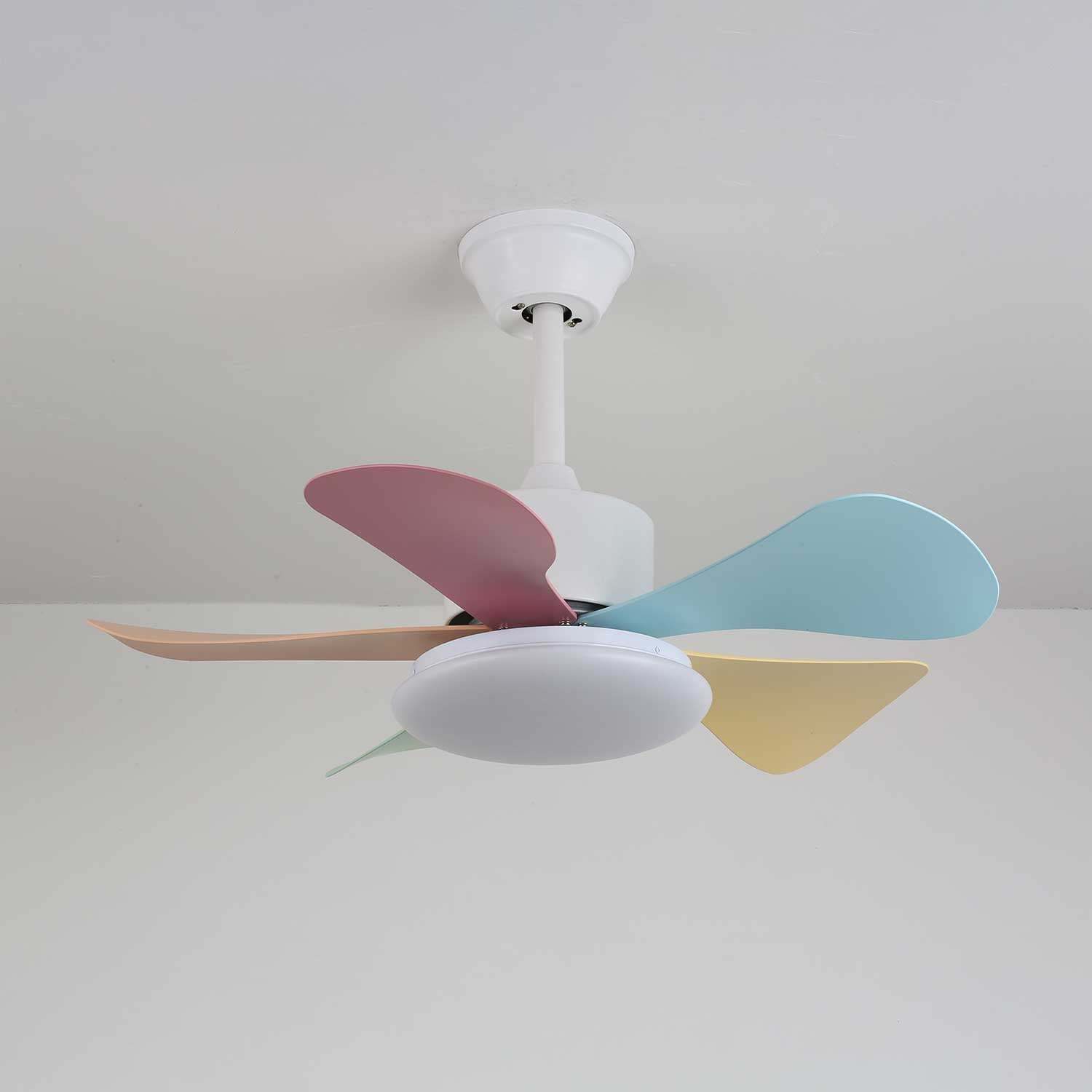 Ventilador de Techo Liora de Cristal Colorido, en una sala de juegos