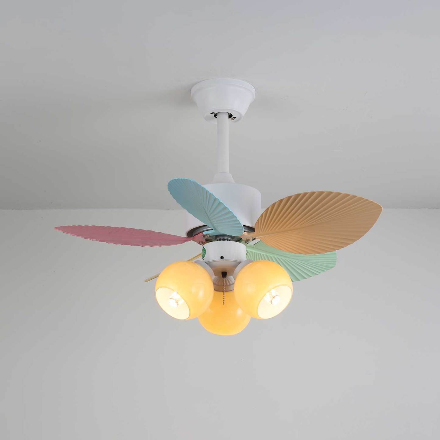 Ventilador de Techo Liora de Cristal Colorido, con el ventilador apagado