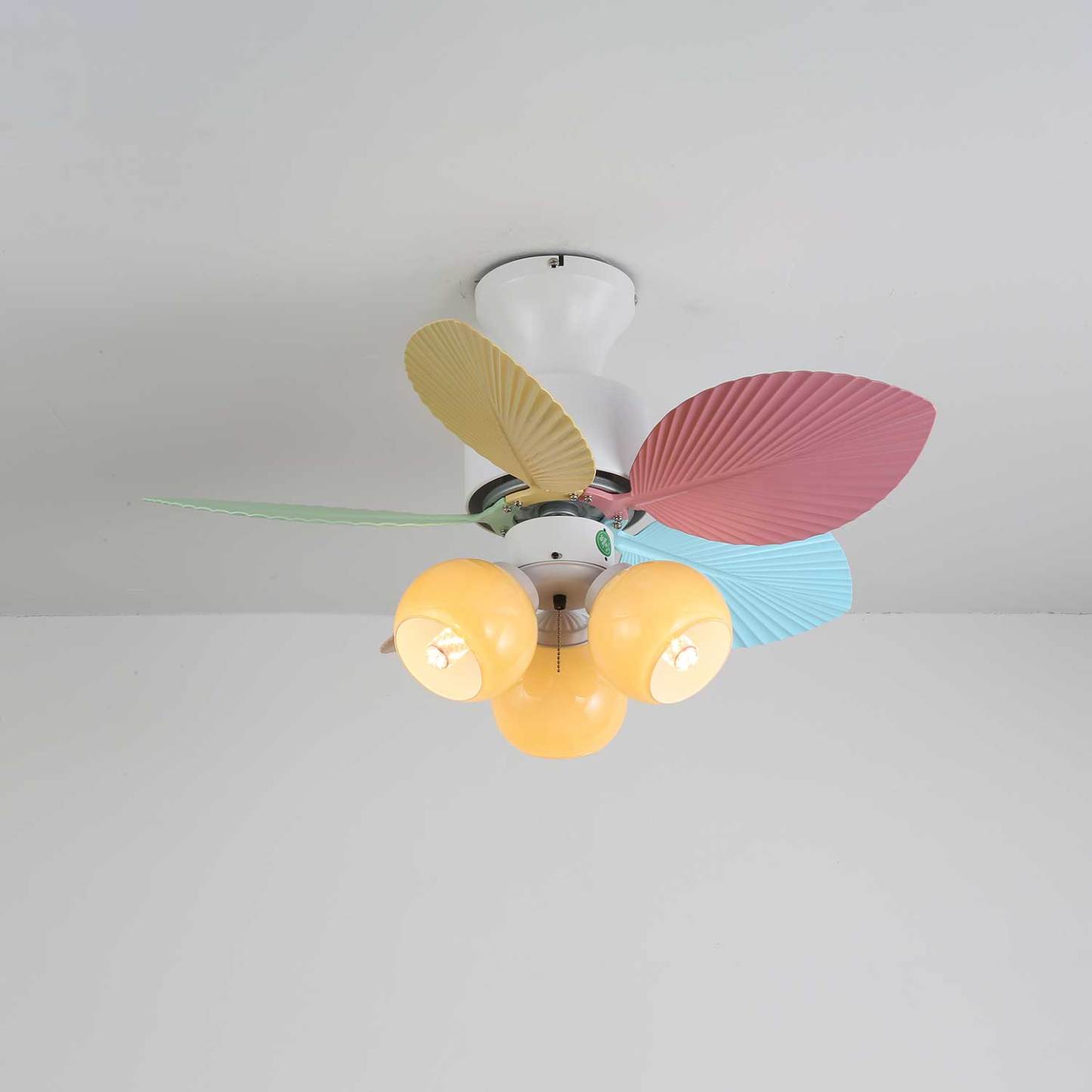 Ventilador de Techo Liora de Cristal Colorido, mostrando diferentes opciones de color