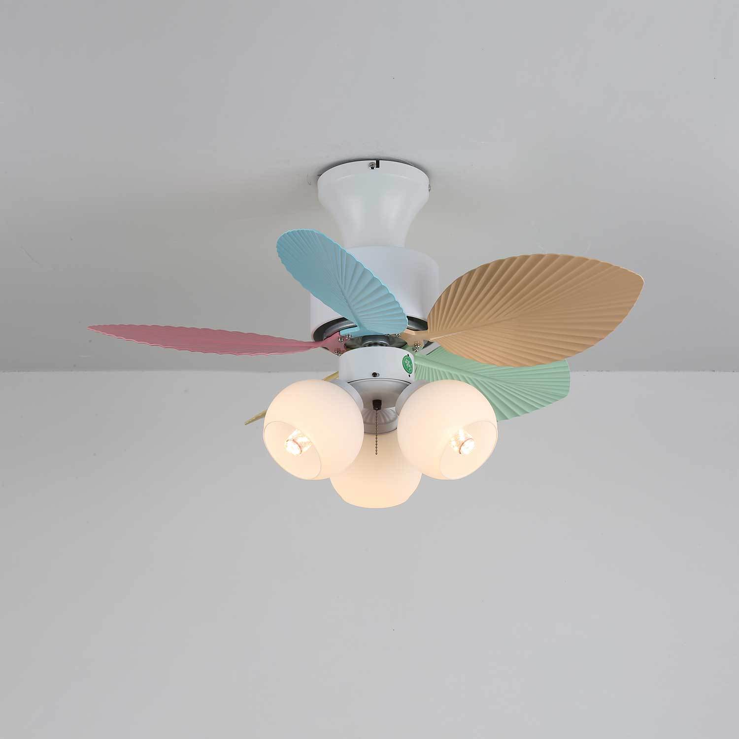 Ventilador de Techo Liora de Cristal Colorido, destacando el uso en interiores