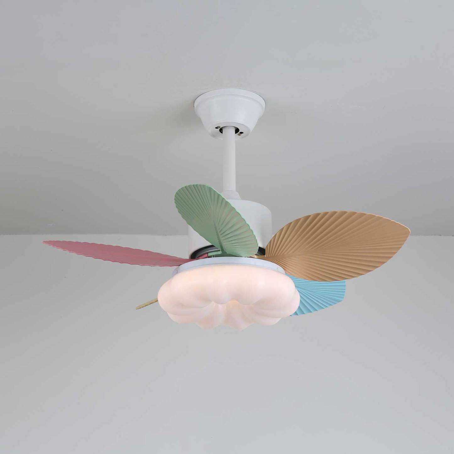 Ventilador de Techo Liora de Cristal Colorido, mostrando variaciones del modelo