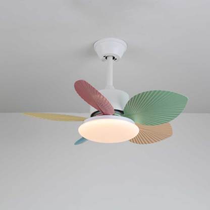Ventilador de Techo Liora de Cristal Colorido, en un pasillo