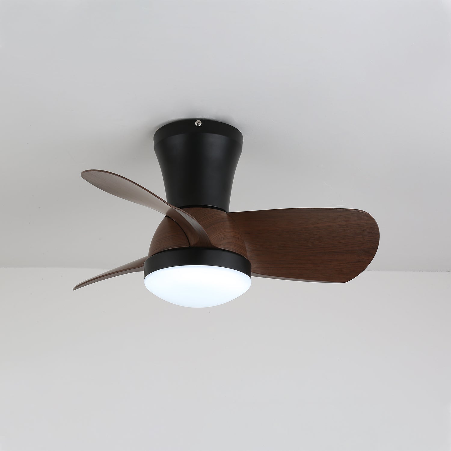 Ventilador de Techo Moderno Avelo con Luz y Madera, primer plano de las aspas de madera de nogal