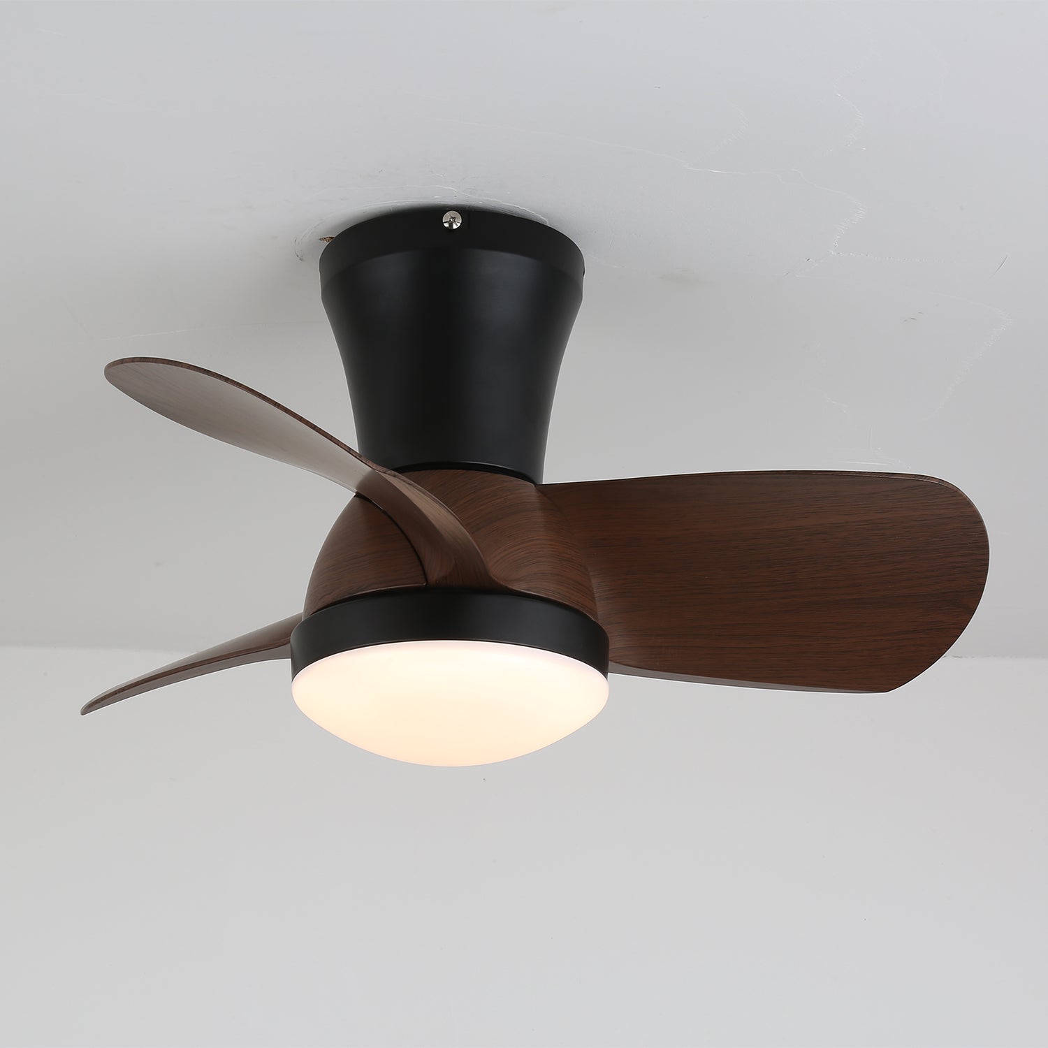 Ventilador de Techo Moderno Avelo con Luz y Madera, mostrando la luz LED integrada