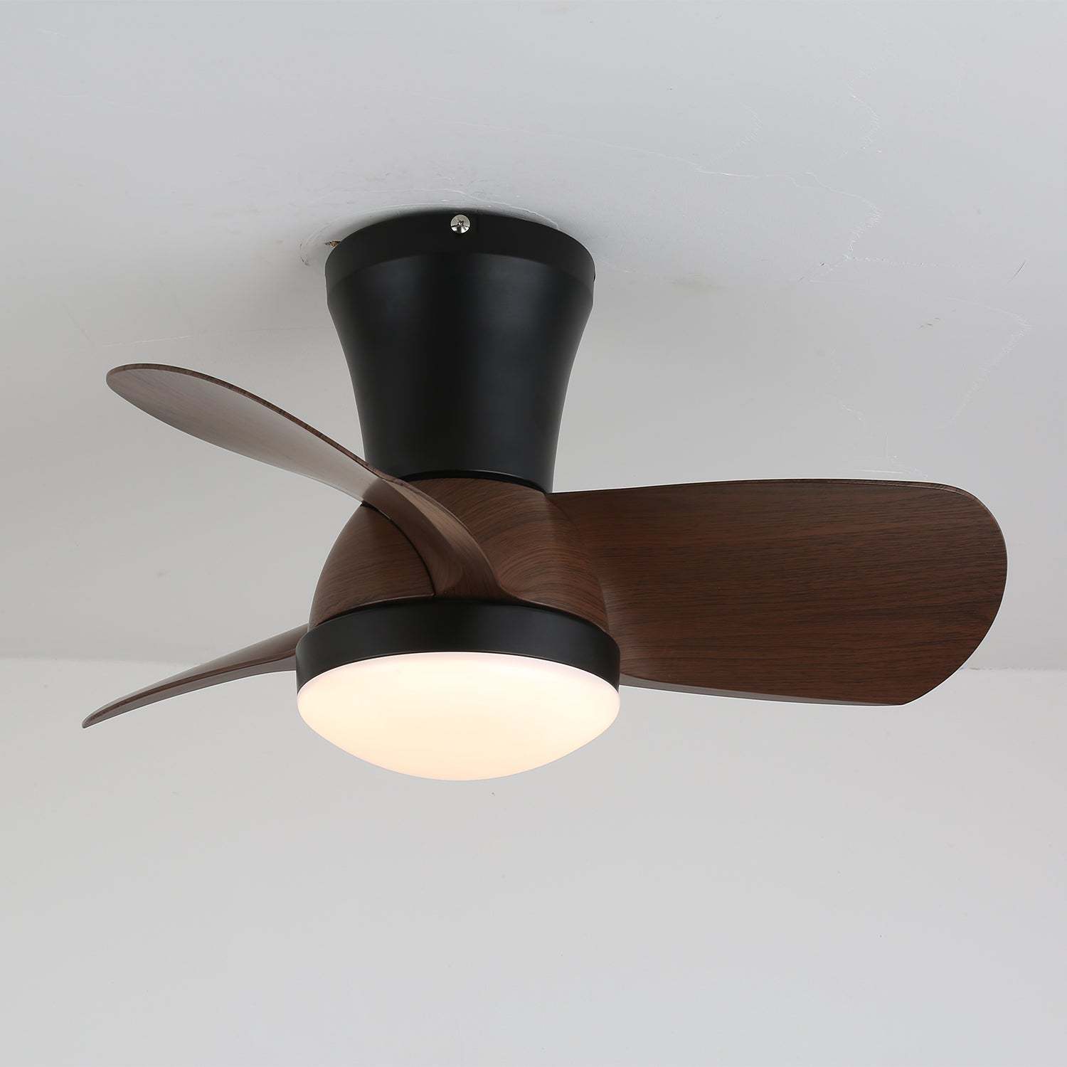 Ventilador de Techo Moderno Avelo con Luz y Madera, mostrando la luz LED integrada