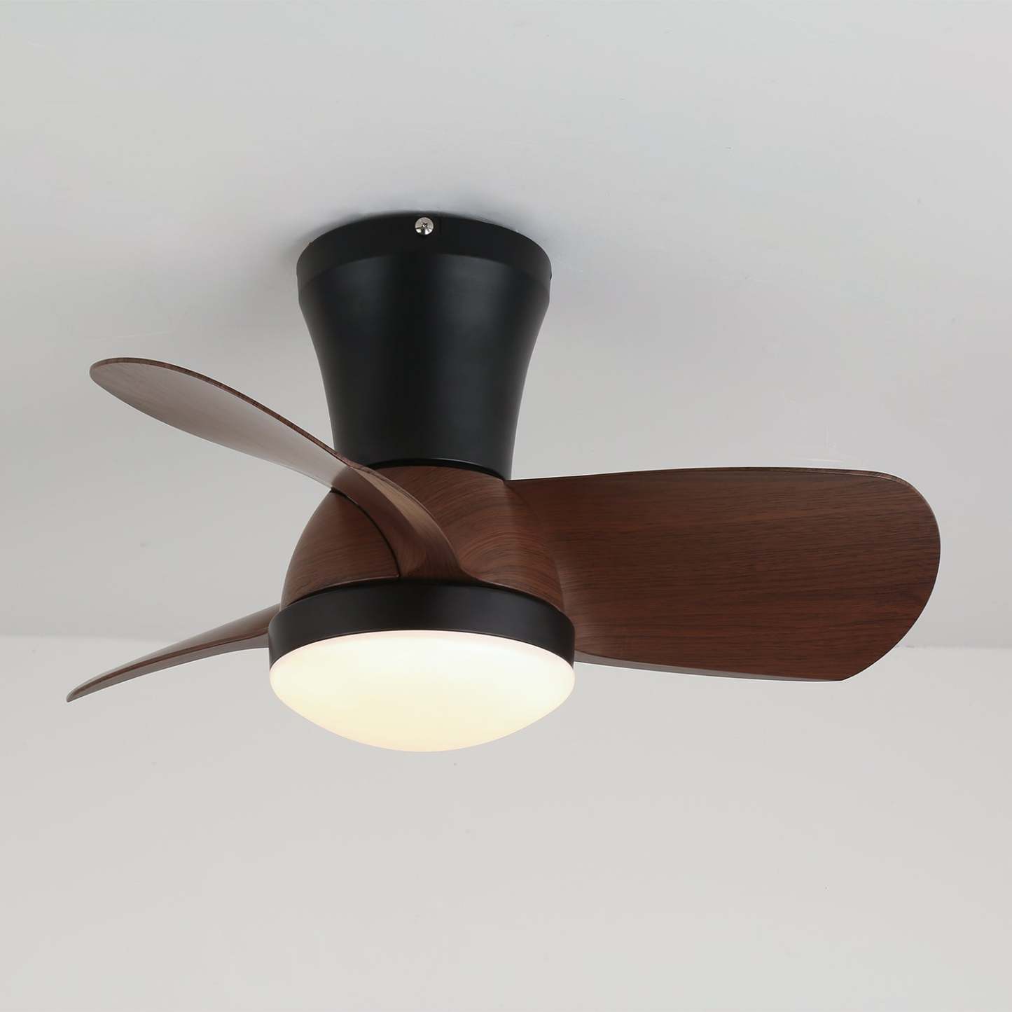 Ventilador de Techo Moderno Avelo con Luz y Madera, vista desde abajo, ventilador en movimiento