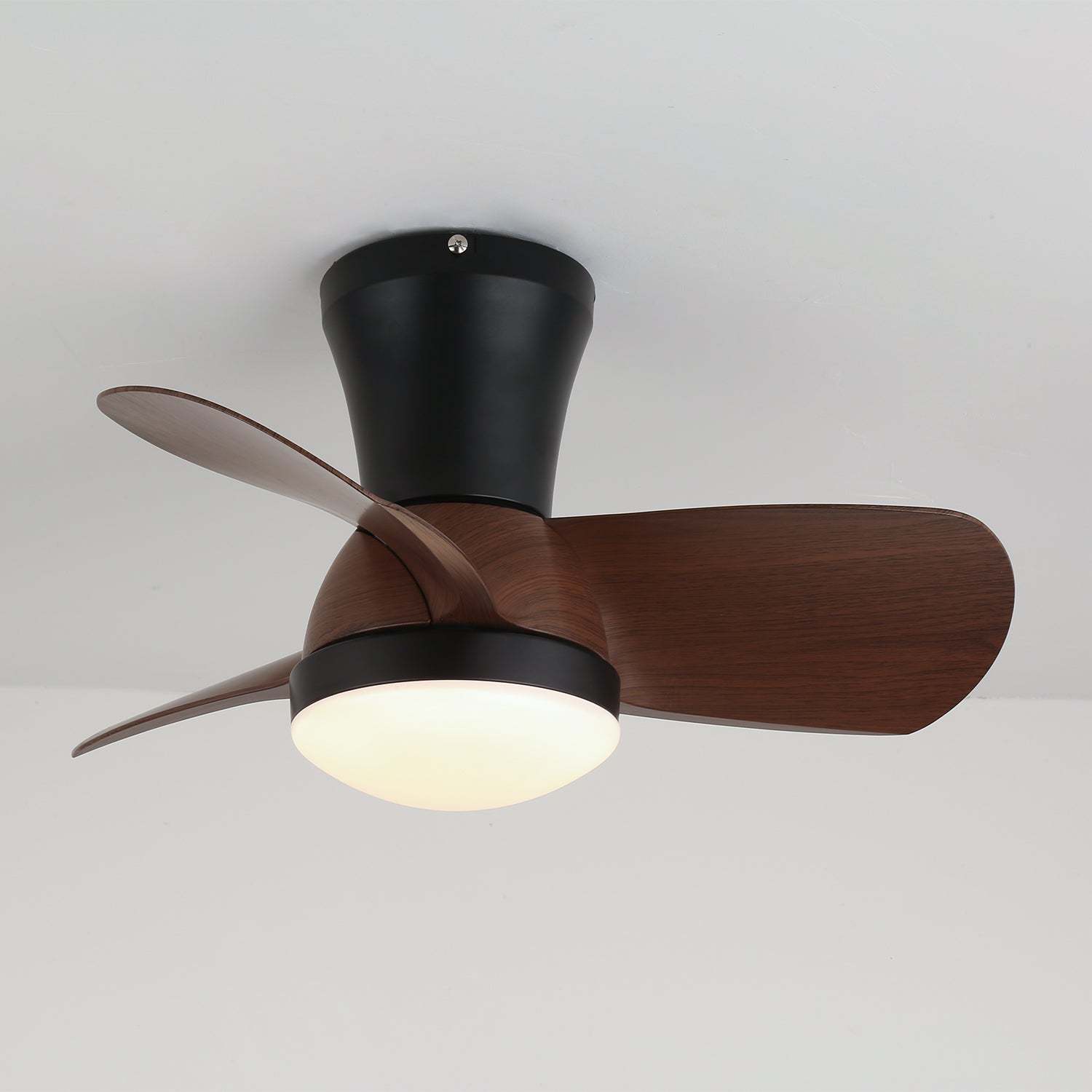 Ventilador de Techo Moderno Avelo con Luz y Madera, vista desde abajo, ventilador en movimiento