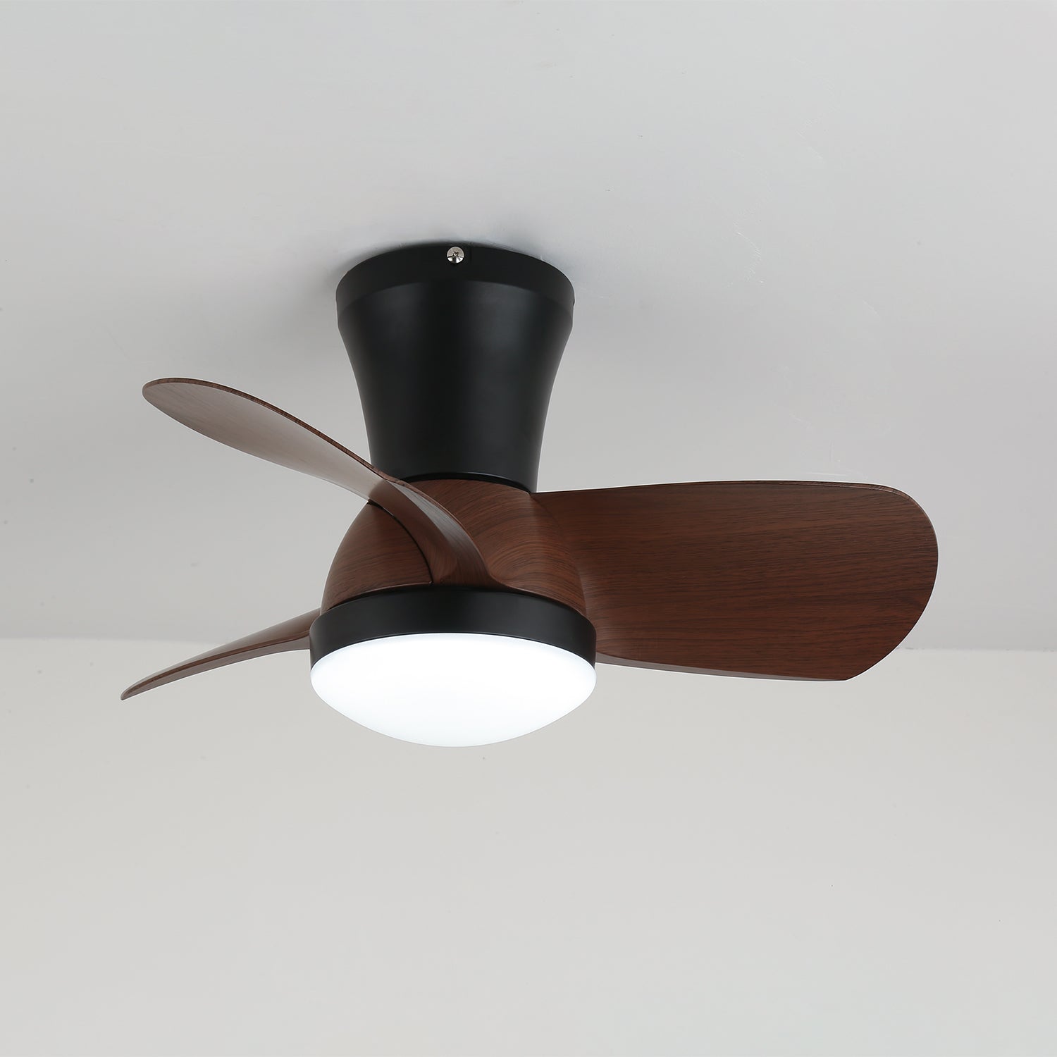 Ventilador de Techo Moderno Avelo con Luz y Madera, perfil lateral, destacando su diseño delgado