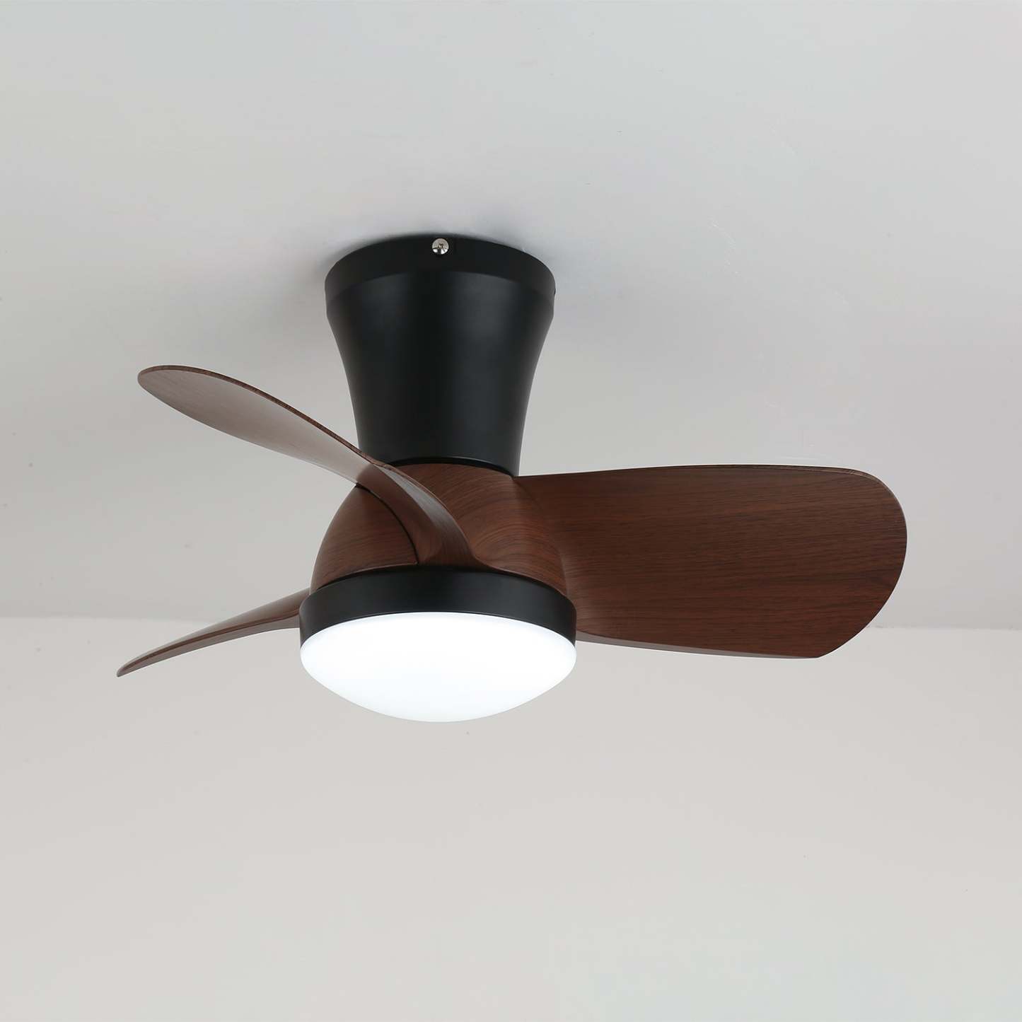 Ventilador de Techo Moderno Avelo con Luz y Madera, perfil lateral, destacando su diseño delgado