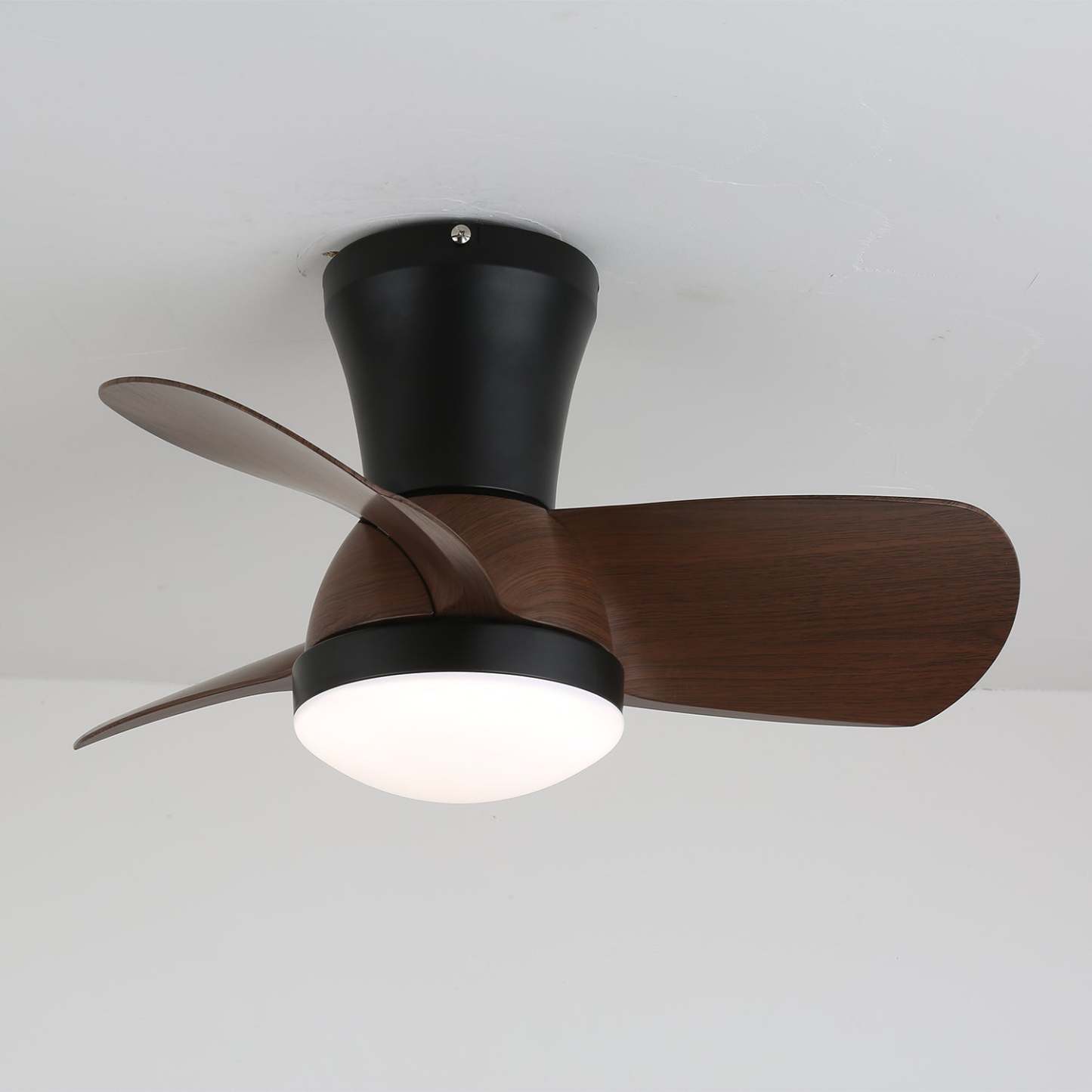 Ventilador de Techo Moderno Avelo con Luz y Madera, instalado en un salón moderno