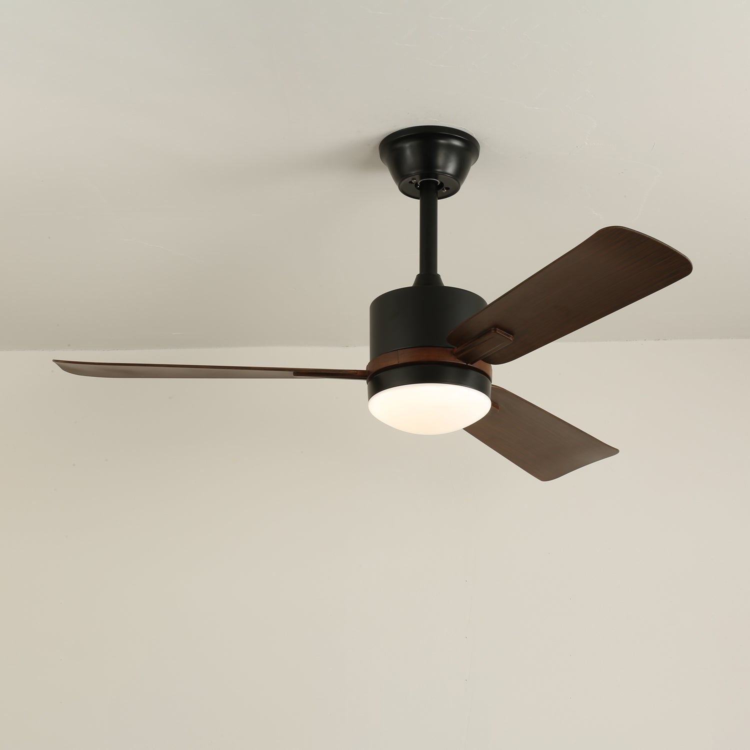 Vista lateral del diseño del Ventilador de Techo Moderno Zeyra de Madera con Luz