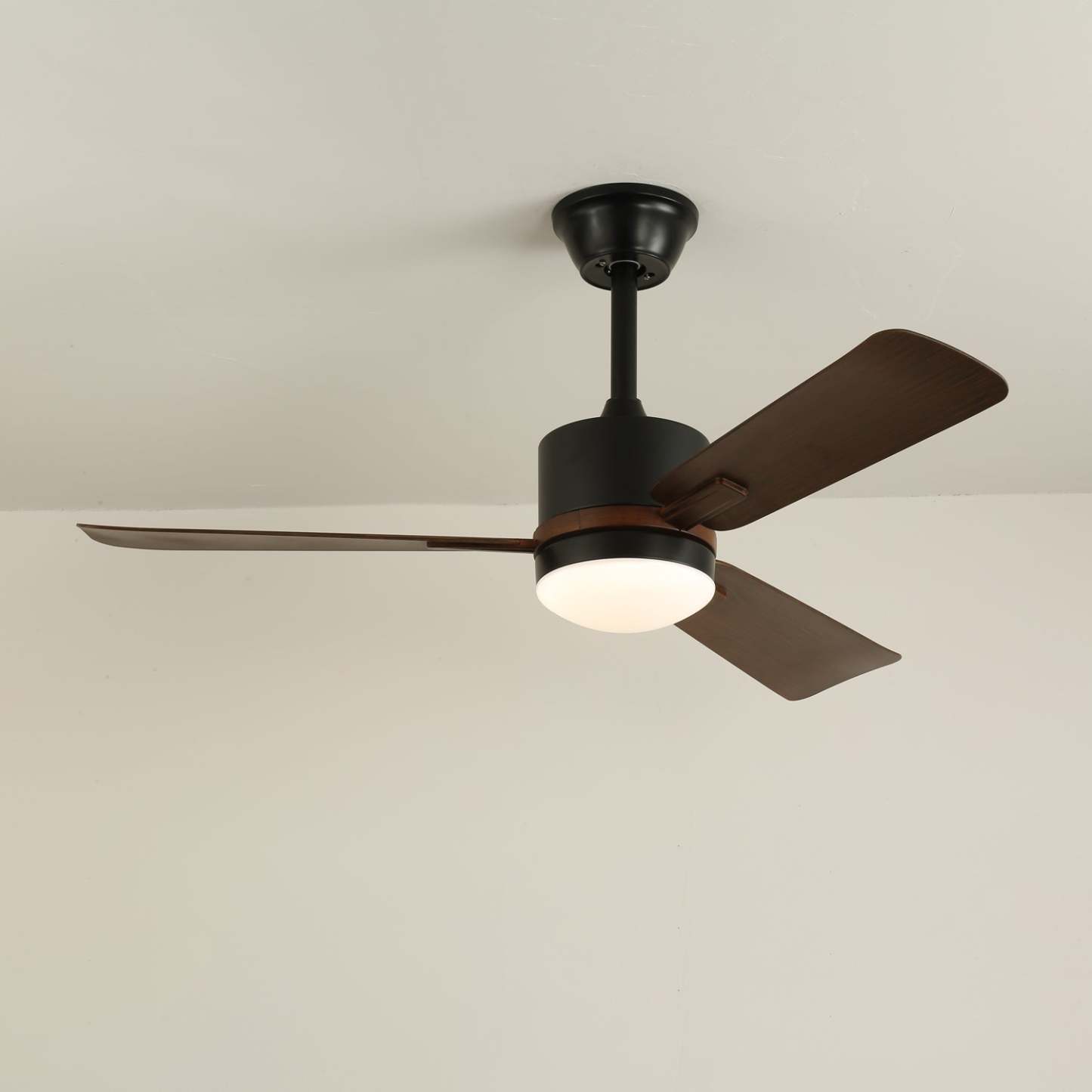 Vista lateral del diseño del Ventilador de Techo Moderno Zeyra de Madera con Luz