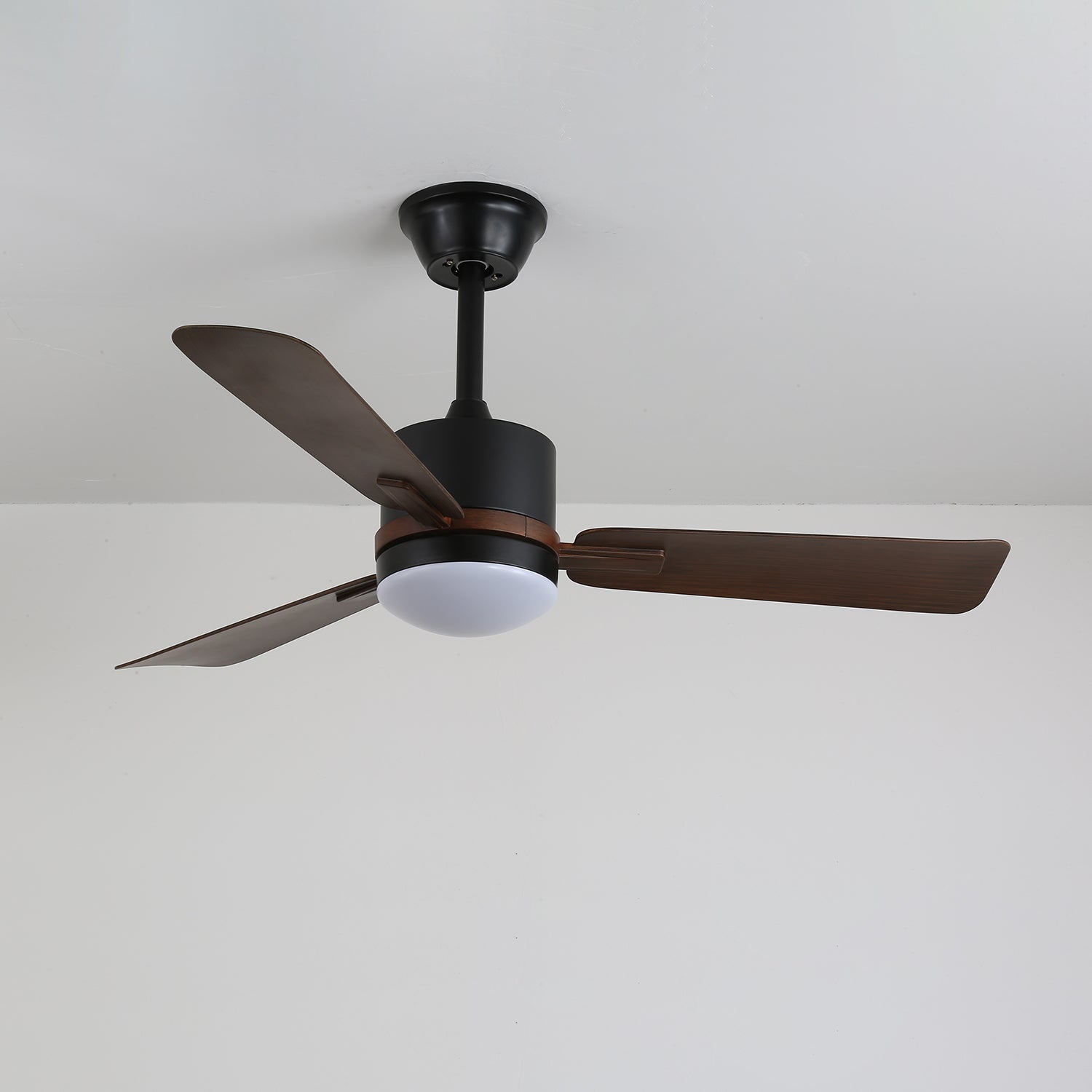 Ventilador de Techo Moderno Zeyra con Luz en un ambiente de salón contemporáneo