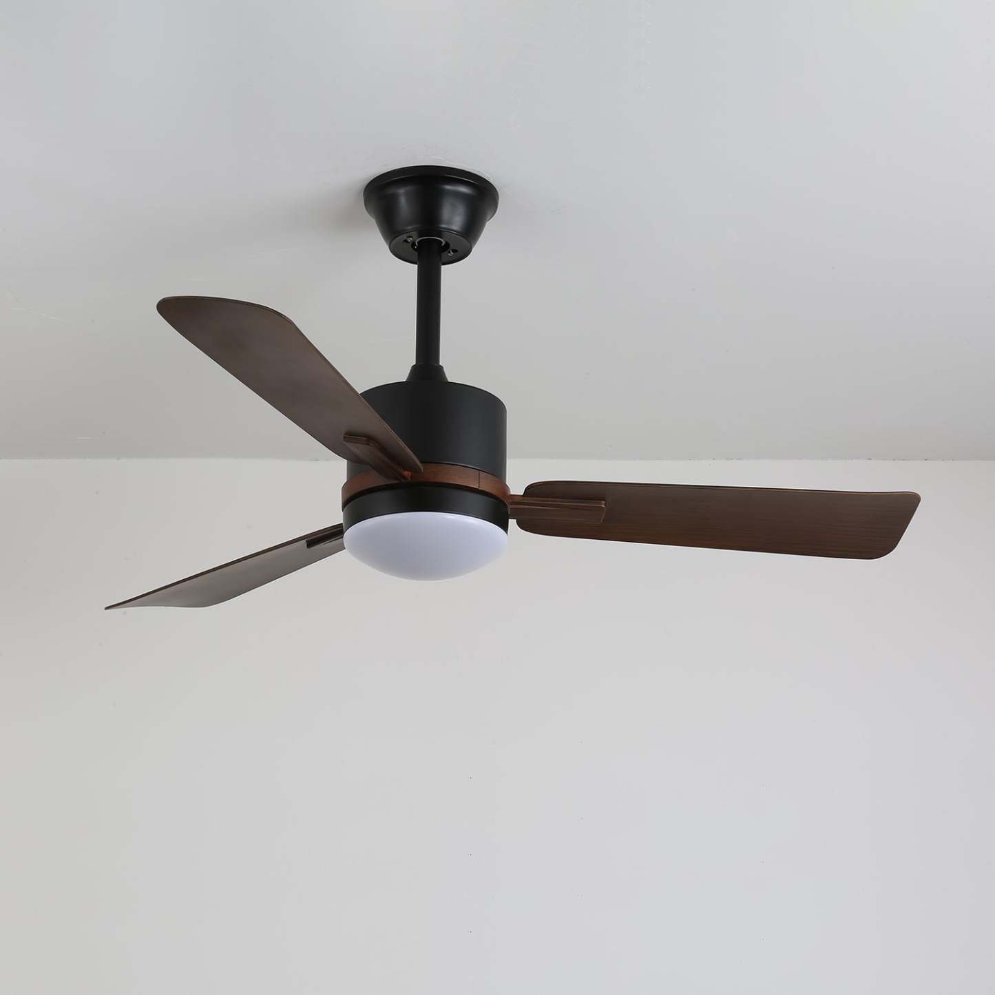 Ventilador de Techo Moderno Zeyra con Luz en un ambiente de salón contemporáneo