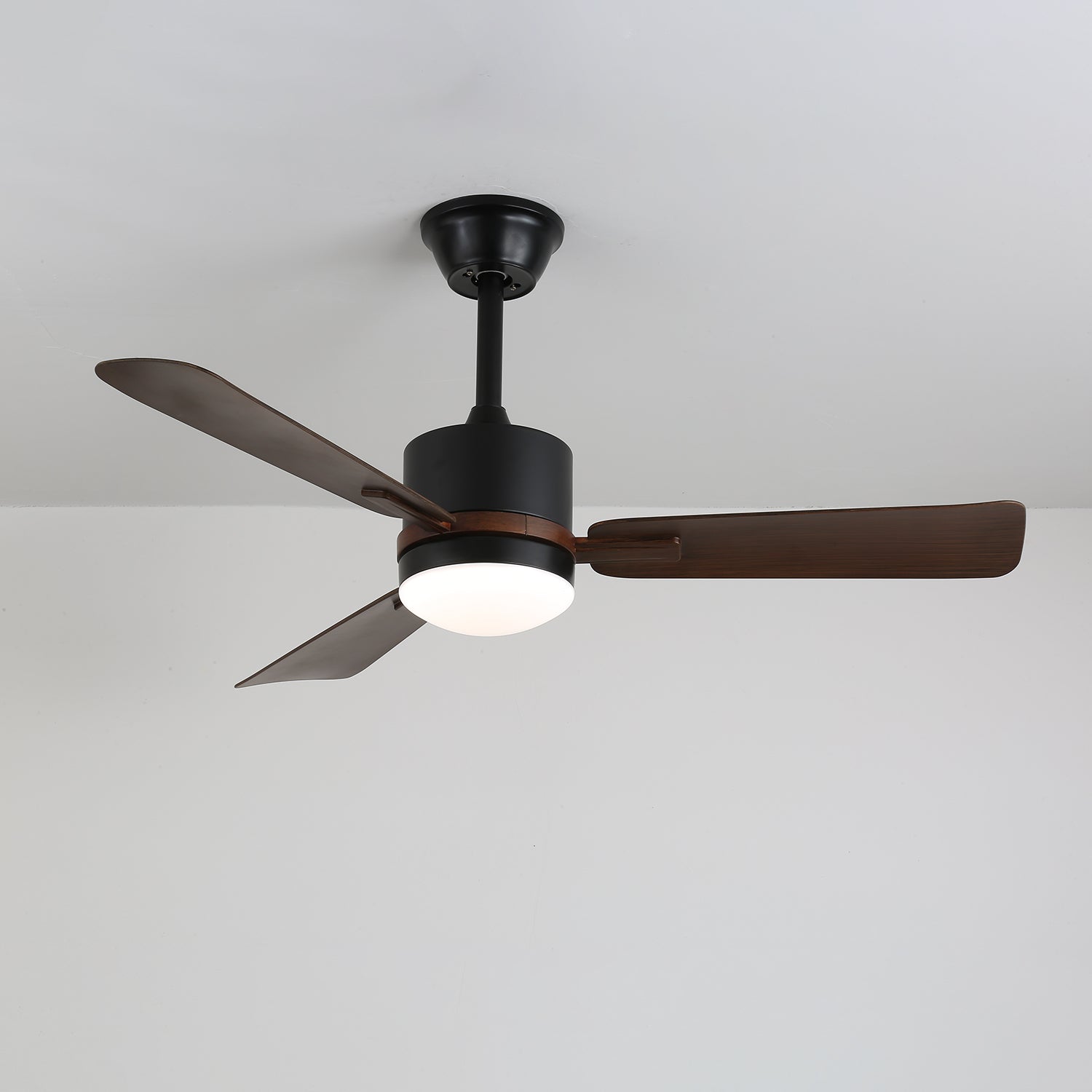 Detalle de la estructura metálica y la pantalla acrílica del ventilador Zeyra con luz