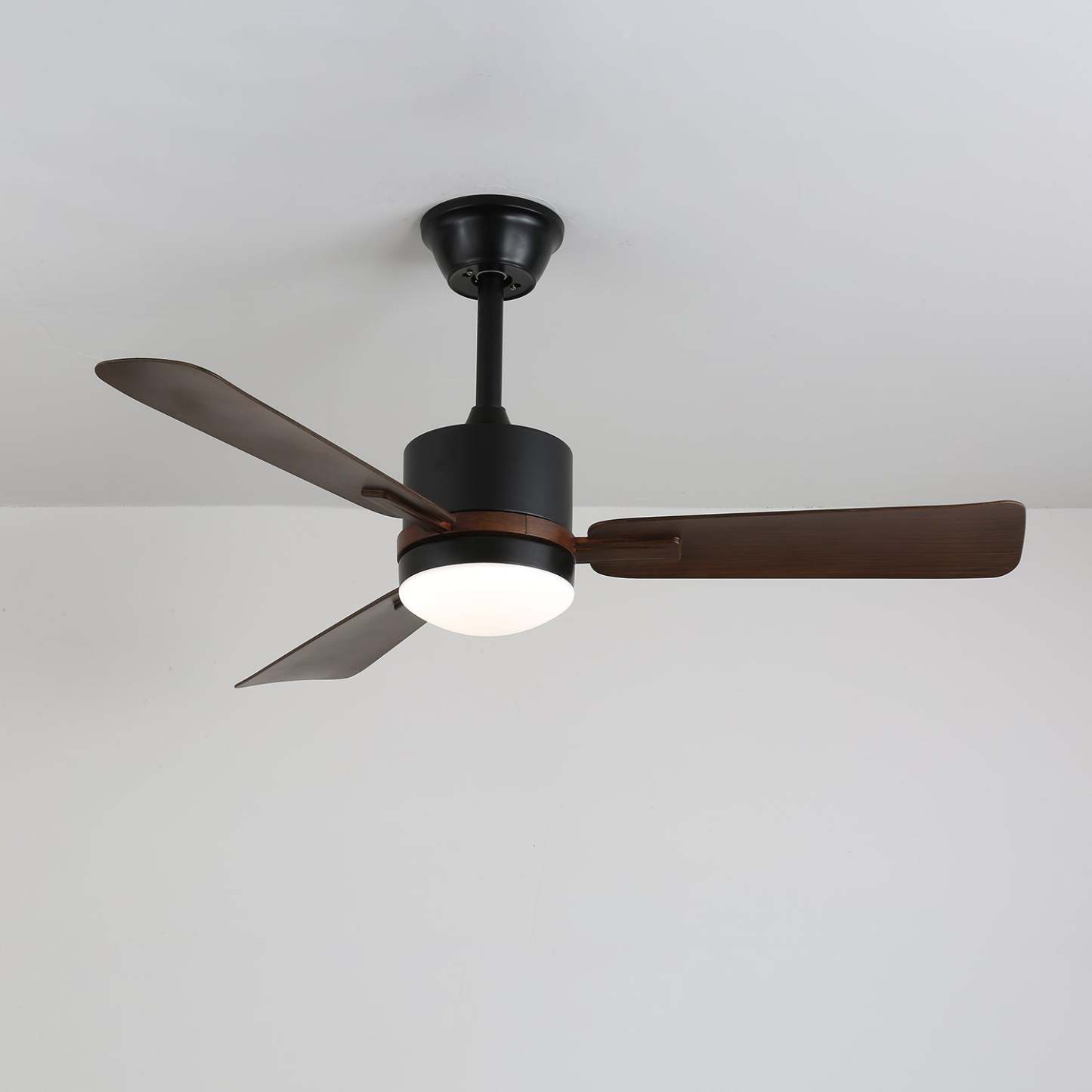 Detalle de la estructura metálica y la pantalla acrílica del ventilador Zeyra con luz