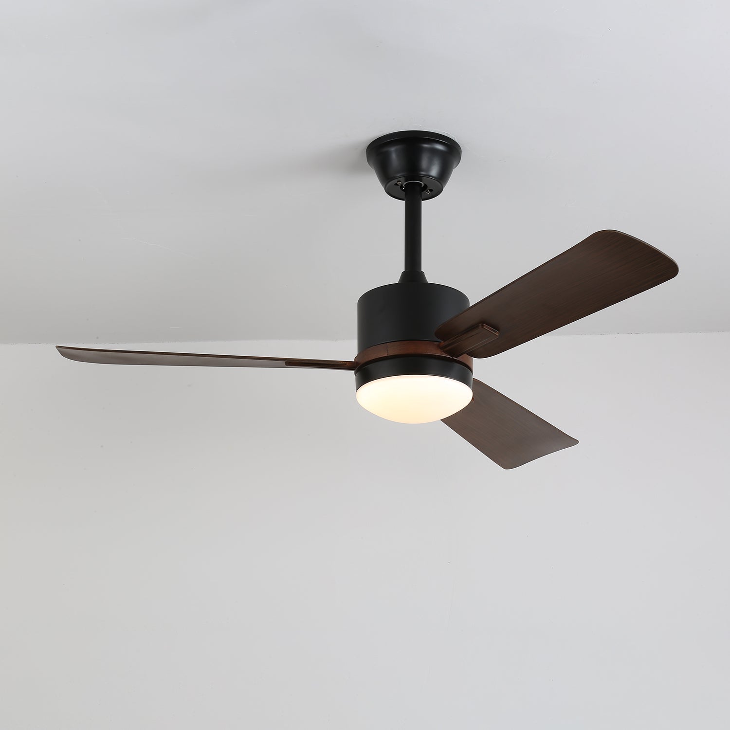 Ventilador de Techo Zeyra con Luz con opción de acabado de cuerpo negro