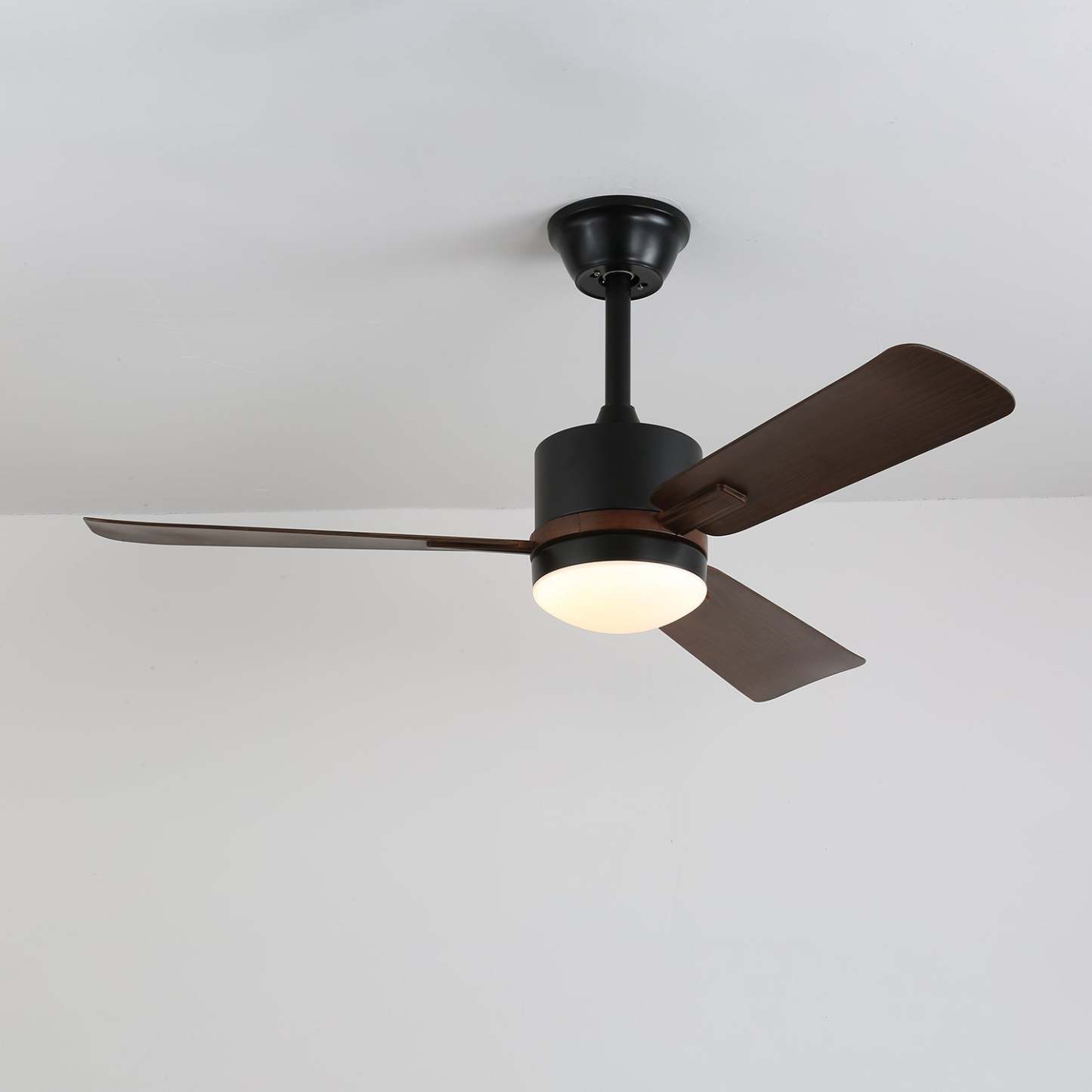 Ventilador de Techo Zeyra con Luz con opción de acabado de cuerpo negro
