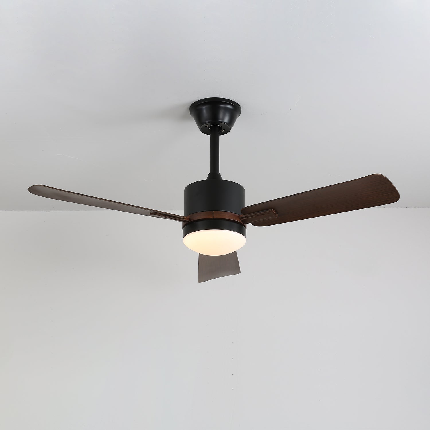 Ventilador Zeyra con luz mostrando su iluminación LED integrada