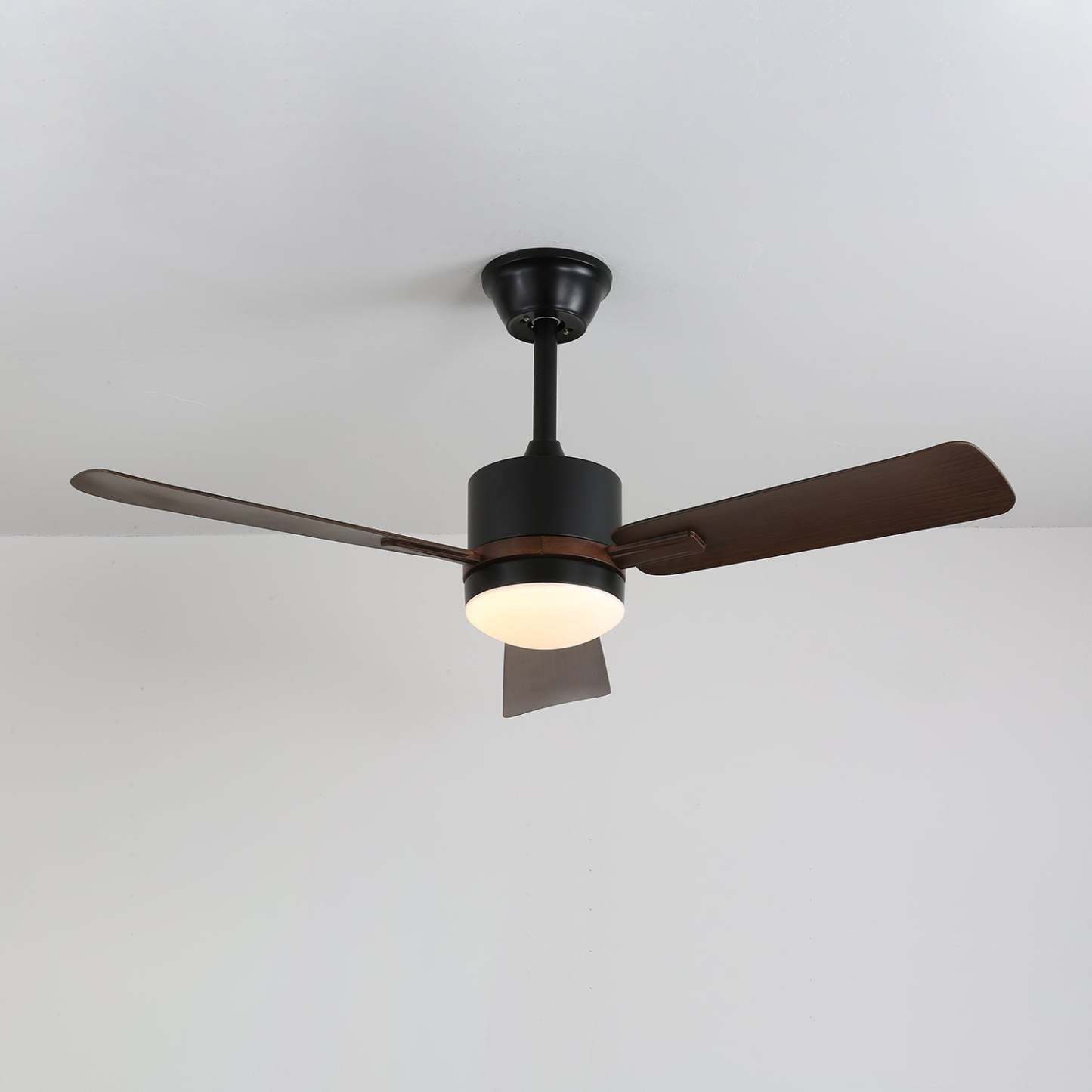 Ventilador Zeyra con luz mostrando su iluminación LED integrada