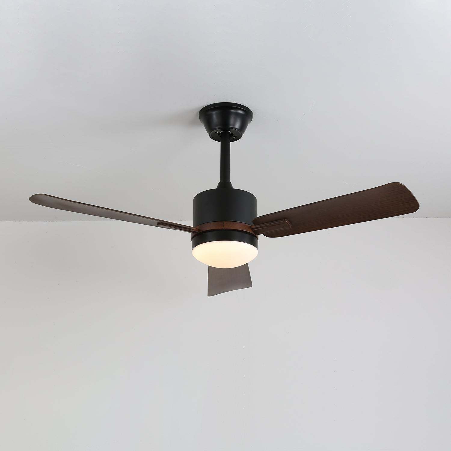 Ventilador Zeyra con luz mostrando su iluminación LED integrada