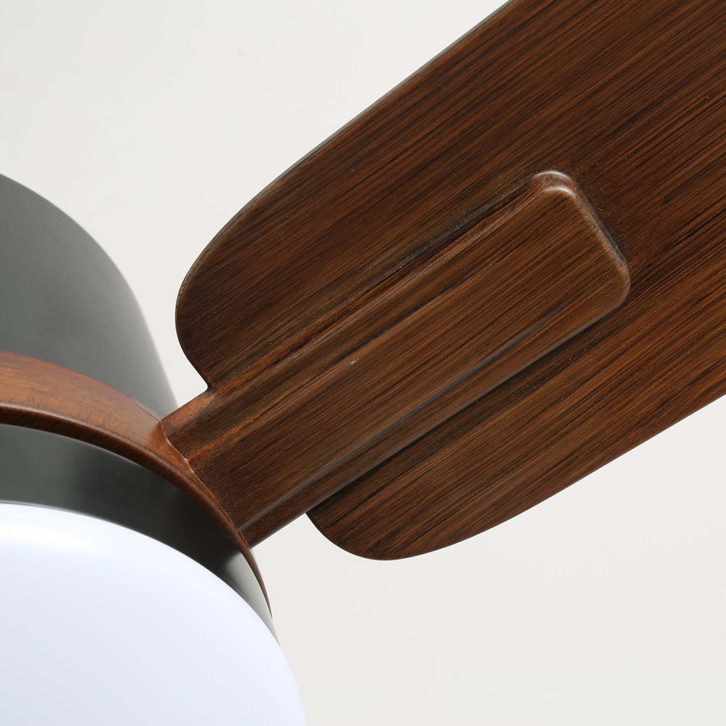 Vista superior del Ventilador de Techo Moderno Zeyra de Madera con Luz