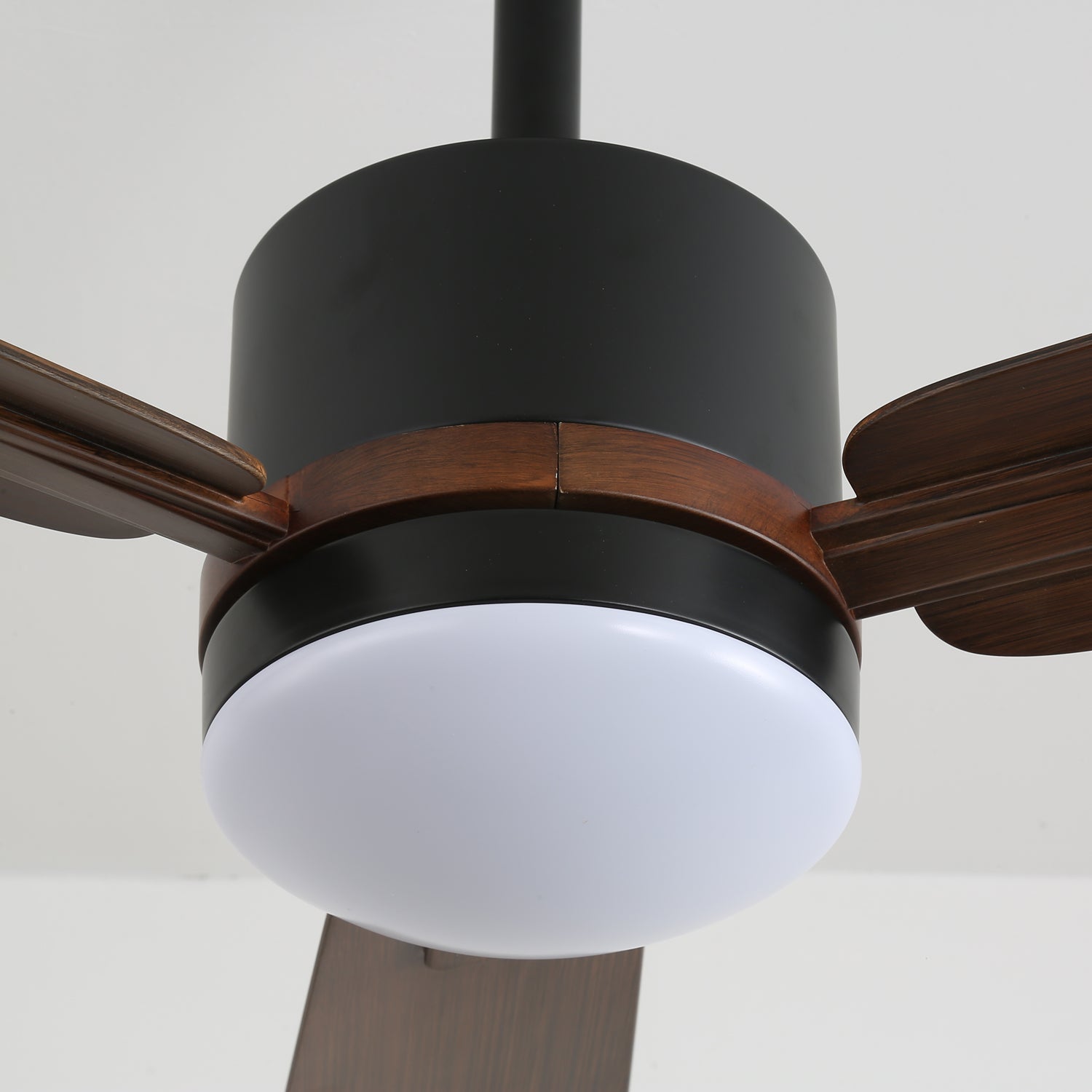 Ventilador Zeyra con luz ilustrando su estética de diseño elegante y moderno