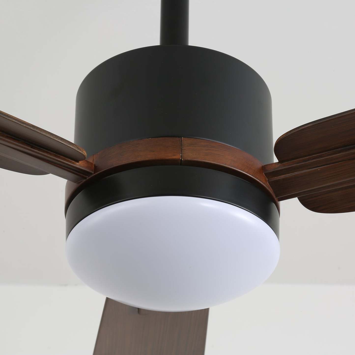 Ventilador Zeyra con luz ilustrando su estética de diseño elegante y moderno