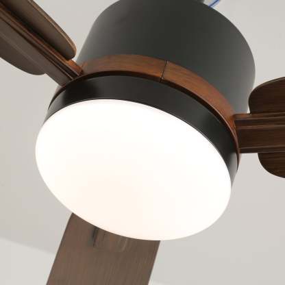 Ventilador de Techo Zeyra con Luz instalado en el techo de un hogar