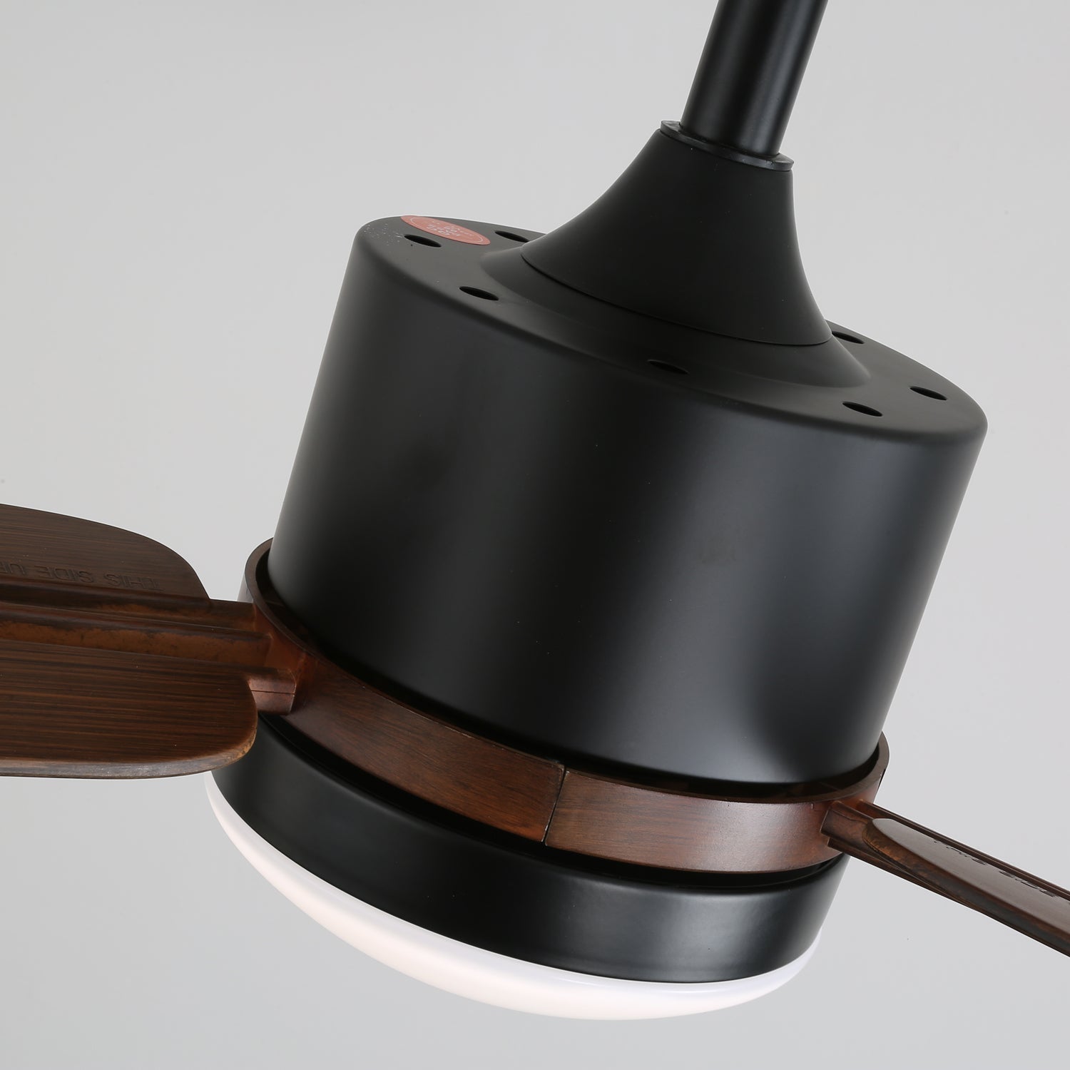 Foto de estilo de vida del Ventilador de Techo Moderno Zeyra de Madera con Luz realzando un espacio