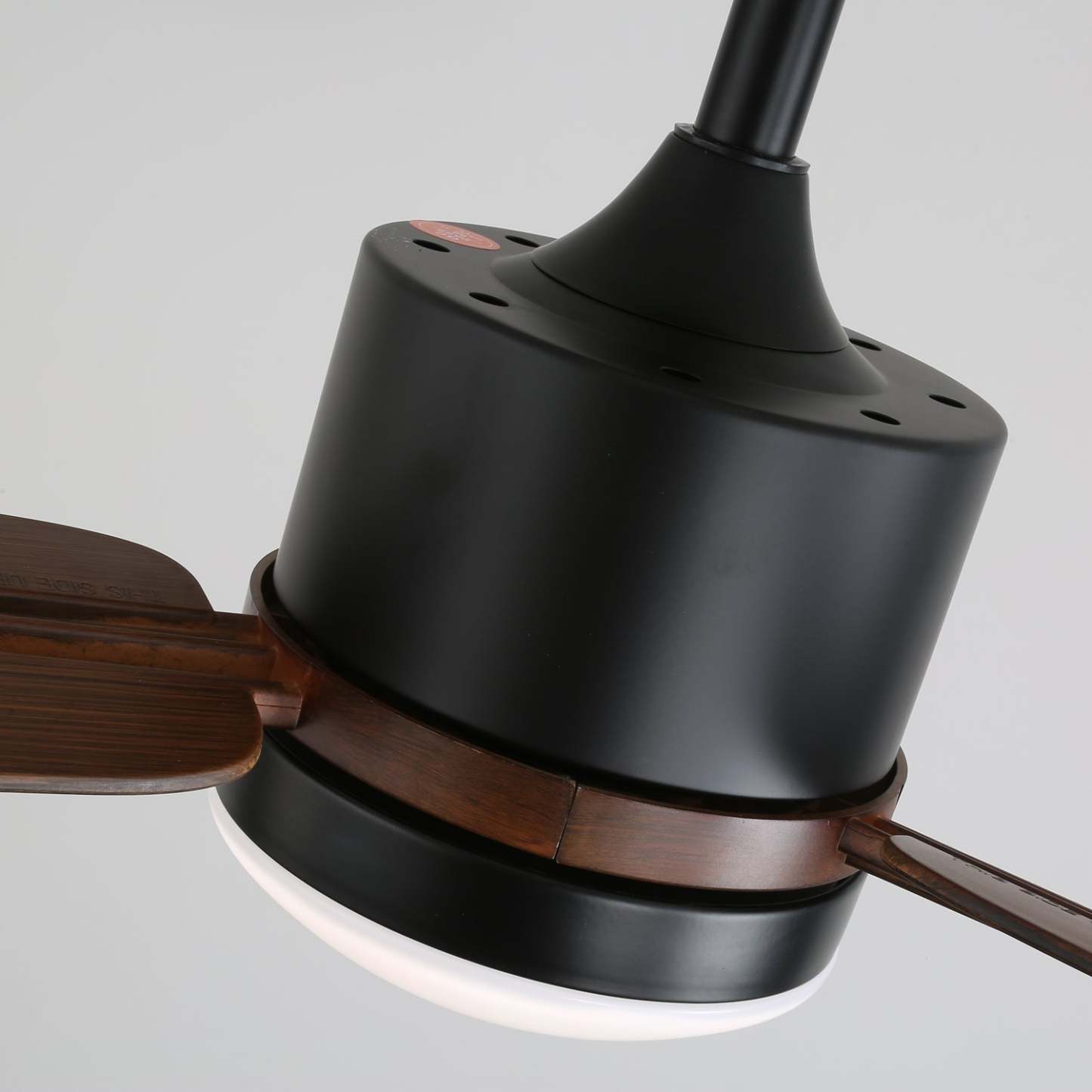 Foto de estilo de vida del Ventilador de Techo Moderno Zeyra de Madera con Luz realzando un espacio
